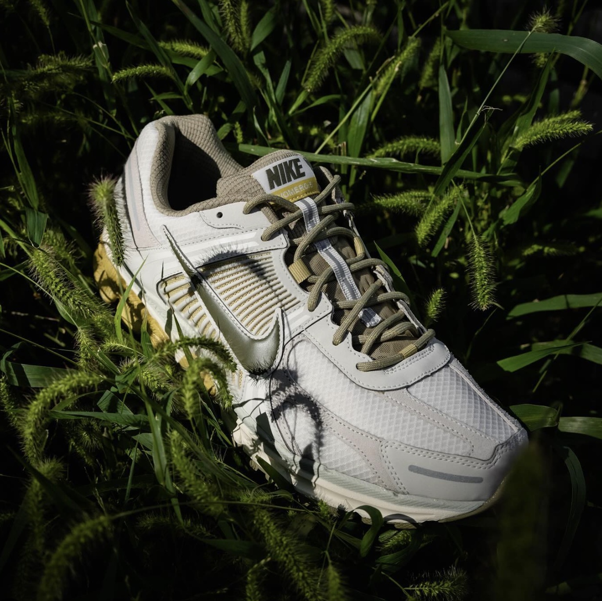 (W) Nike Zoom Vomero 5 Cobblestone and Flat Pewter, (W) Nike Zoom Vomero 5 Oatmeal 착용 스타일 - 8