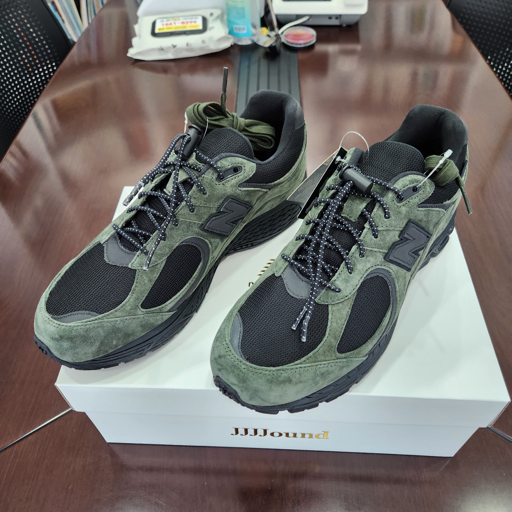 New Balance x JJJJound 2002R Gore-Tex Pine 착용 스타일 - 1