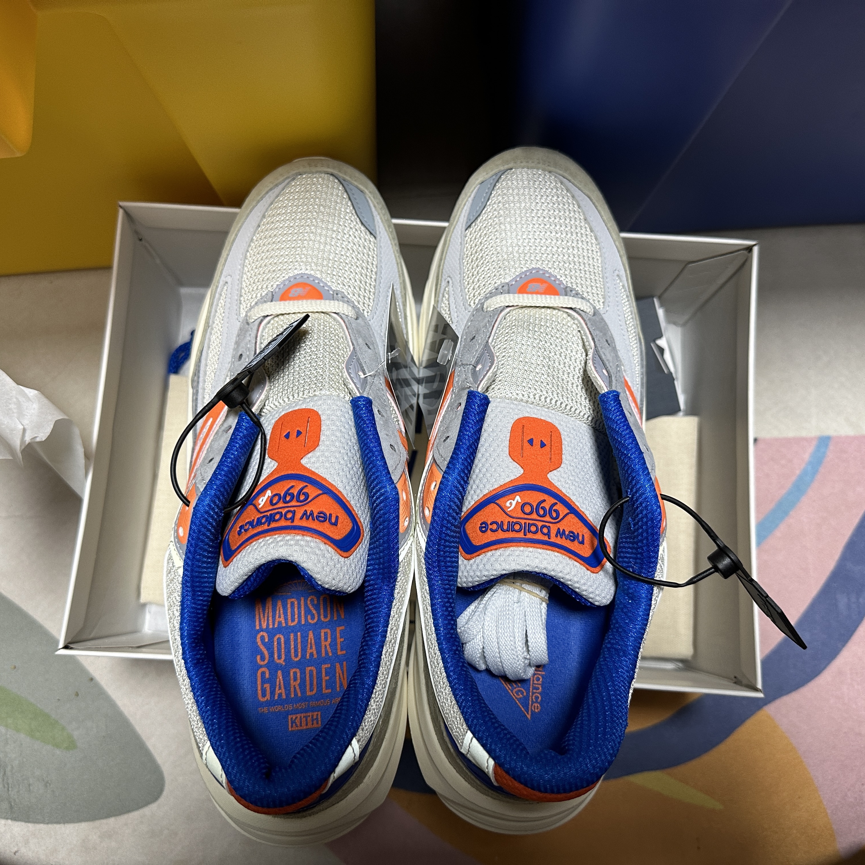 New Balance x Kith x Madison Square Garden 990v6 Made in USA Angora Royal Blue 착용 스타일 - 3