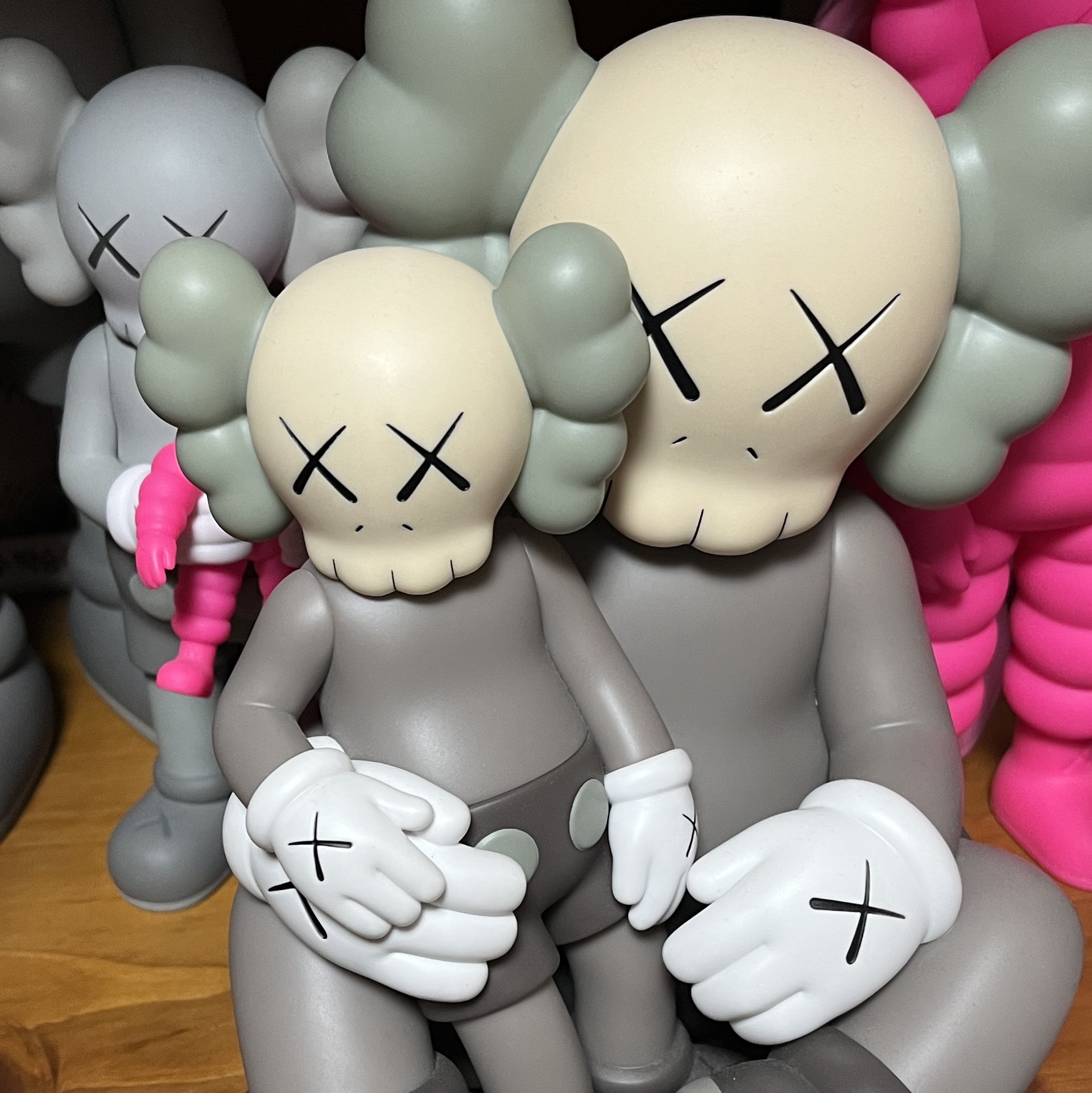 Kaws Holiday Changbai Mountain Vinyl Figure Brown 착용 스타일