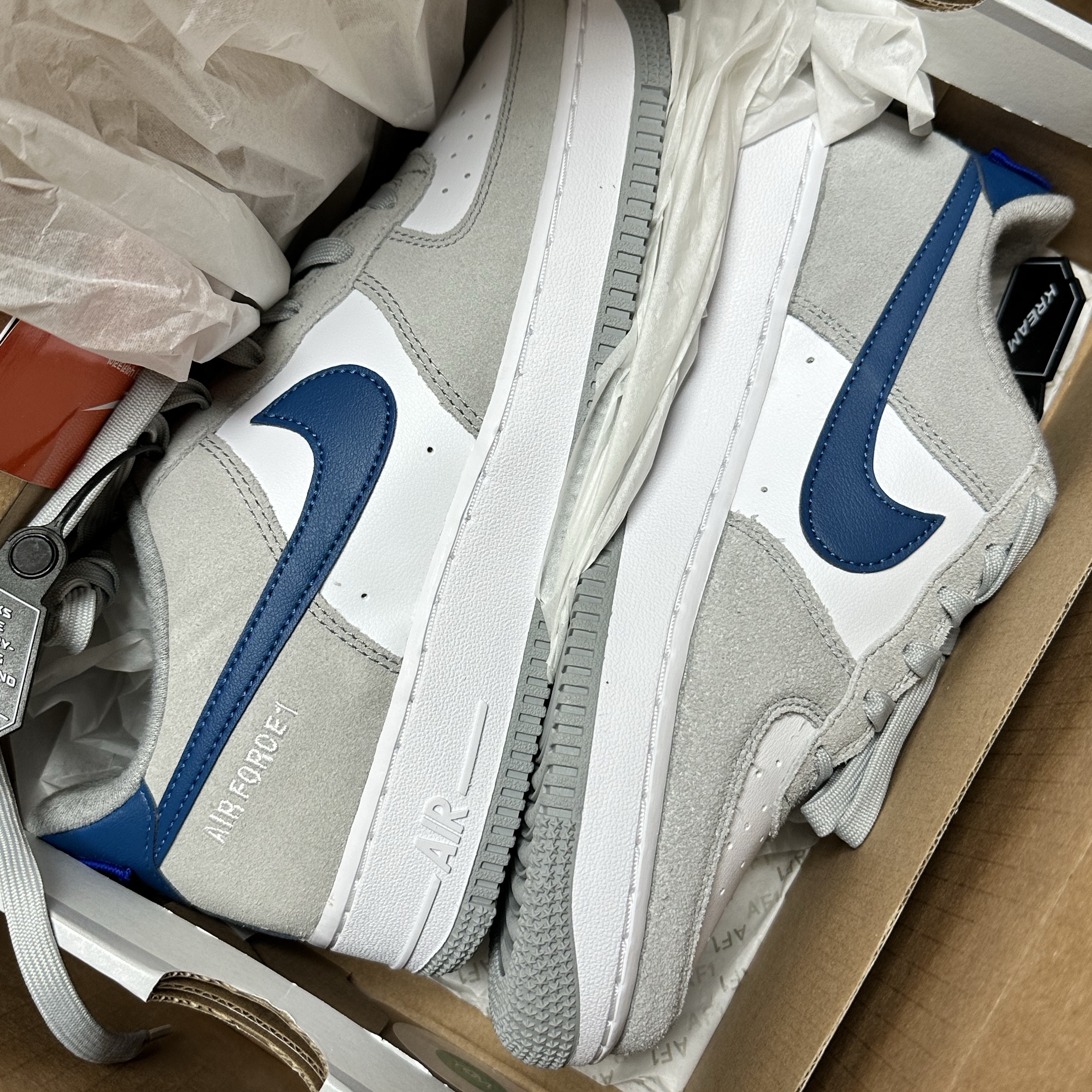 (GS) Nike Air Force 1 LV8 Athletic Club Light Smoke Grey Marina 착용 스타일