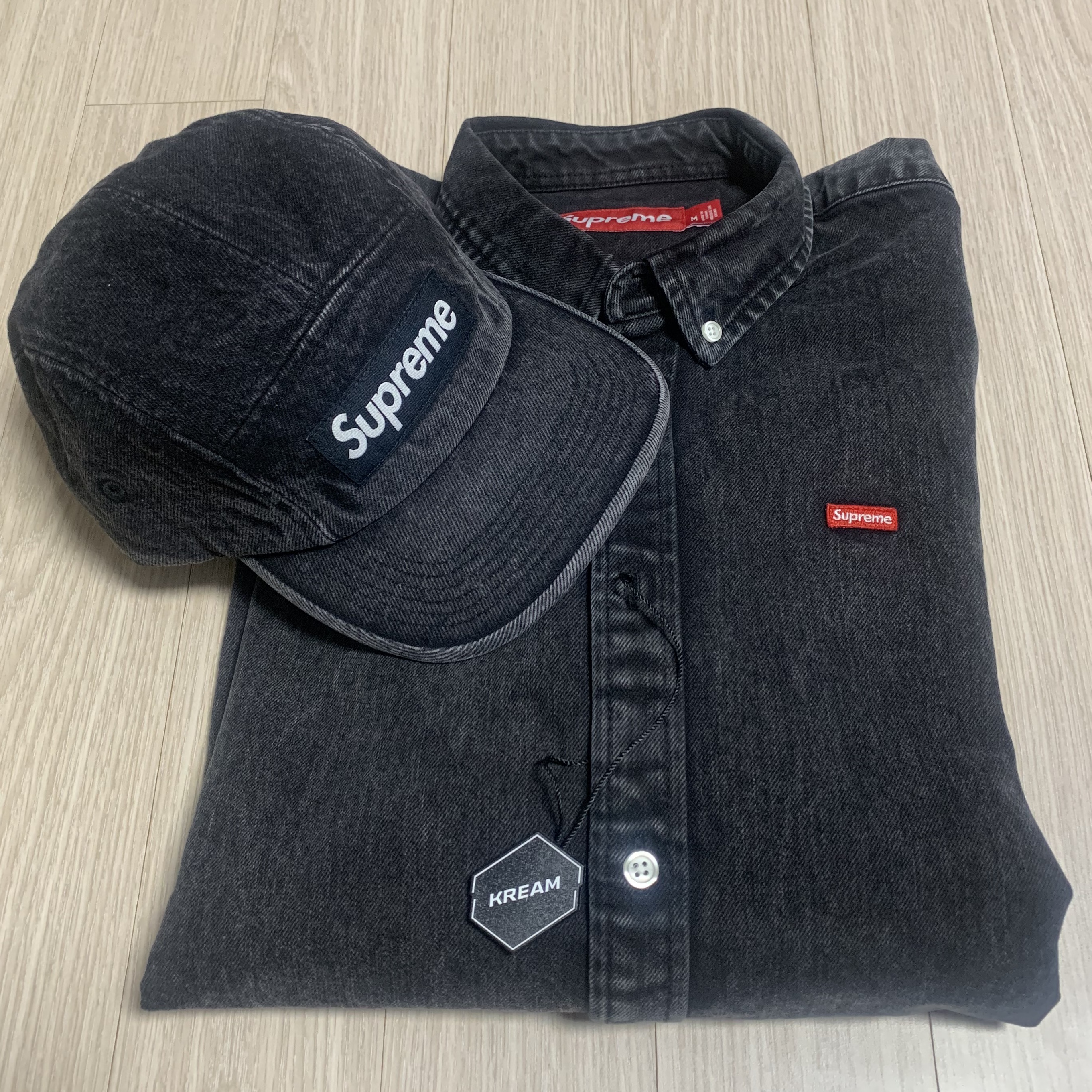 Supreme Denim Camp Cap Black - 24SS, Supreme Small Box Shirt Washed Black - 24SS 착용 스타일 - 3