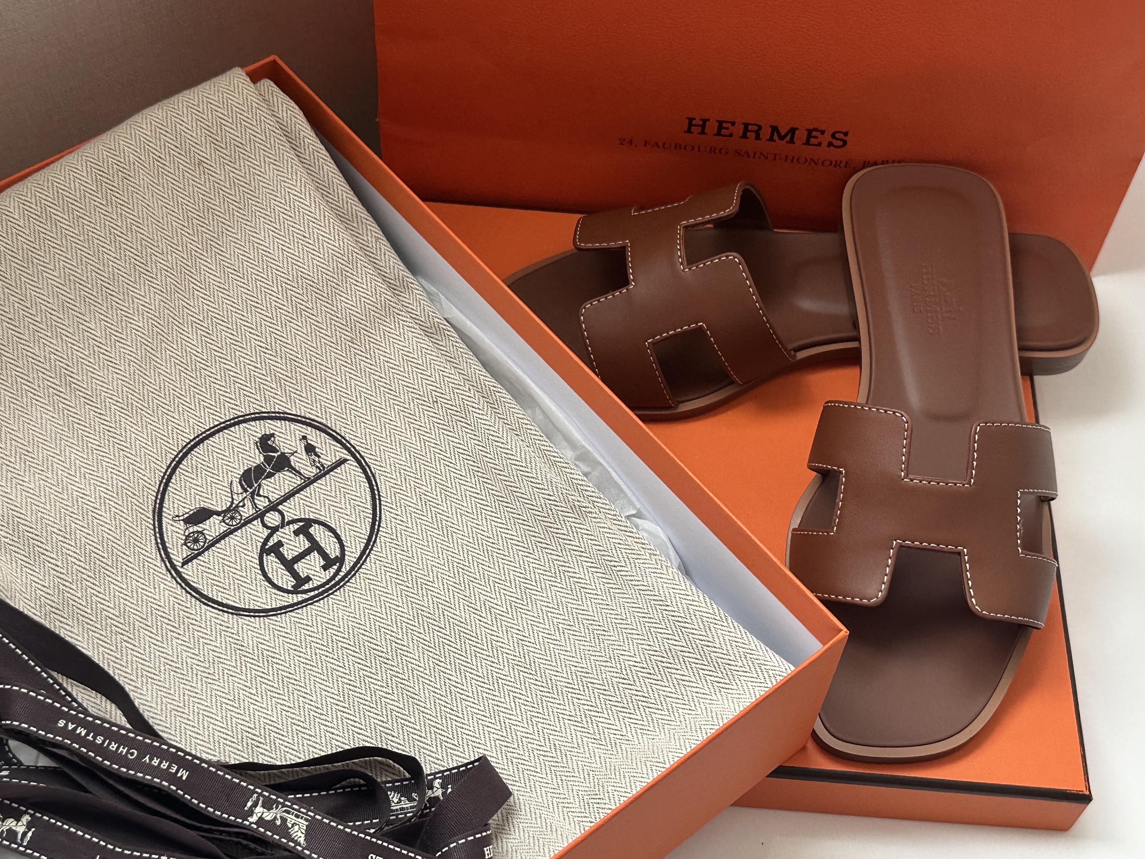 (W) Hermes Oran Sandal Calfskin & Gold Piqures Ecrues 착용 스타일