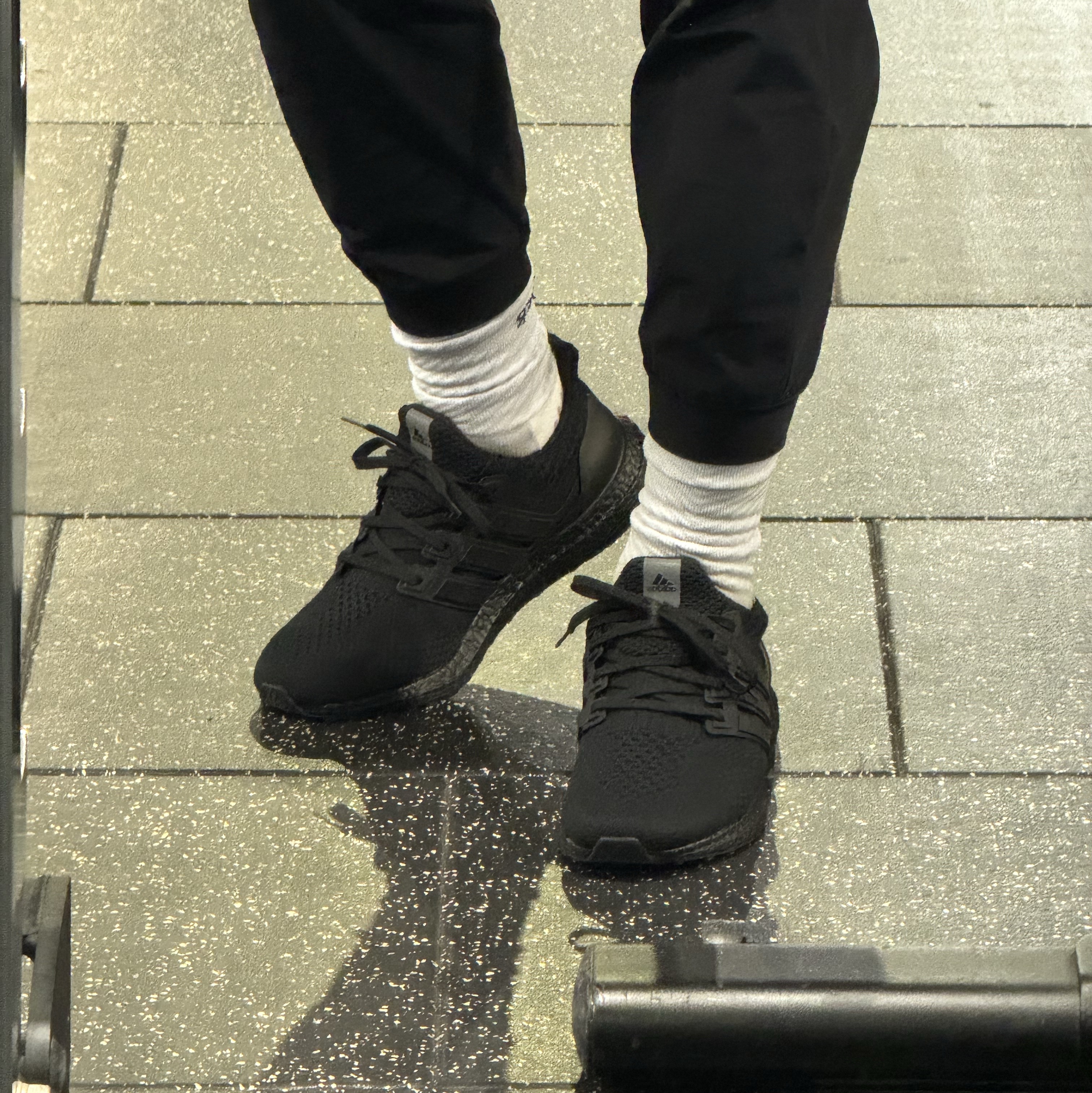 Adidas Ultraboost 5.0 DNA Black Beam Green 착용 스타일