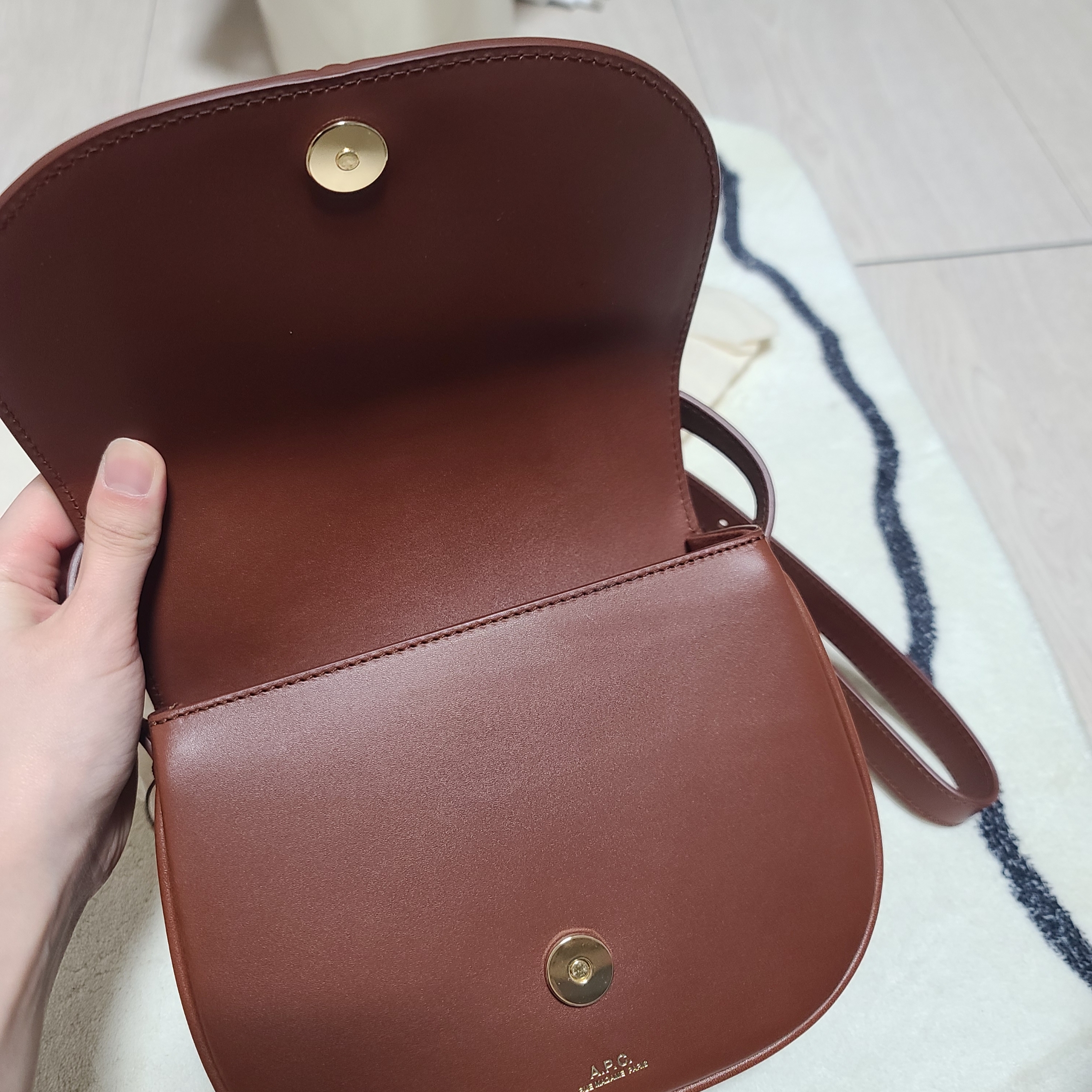 A.P.C. Betty Bag Nut Brown 착용 스타일 - 2