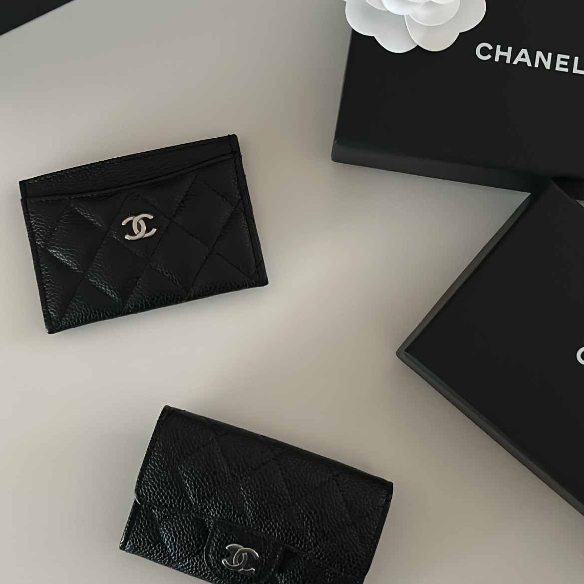 Chanel Classic Card Holder Grained Calfskin & Silver Black, Chanel Classic Card Holder Grained Calfskin & Silver Black 착용 스타일
