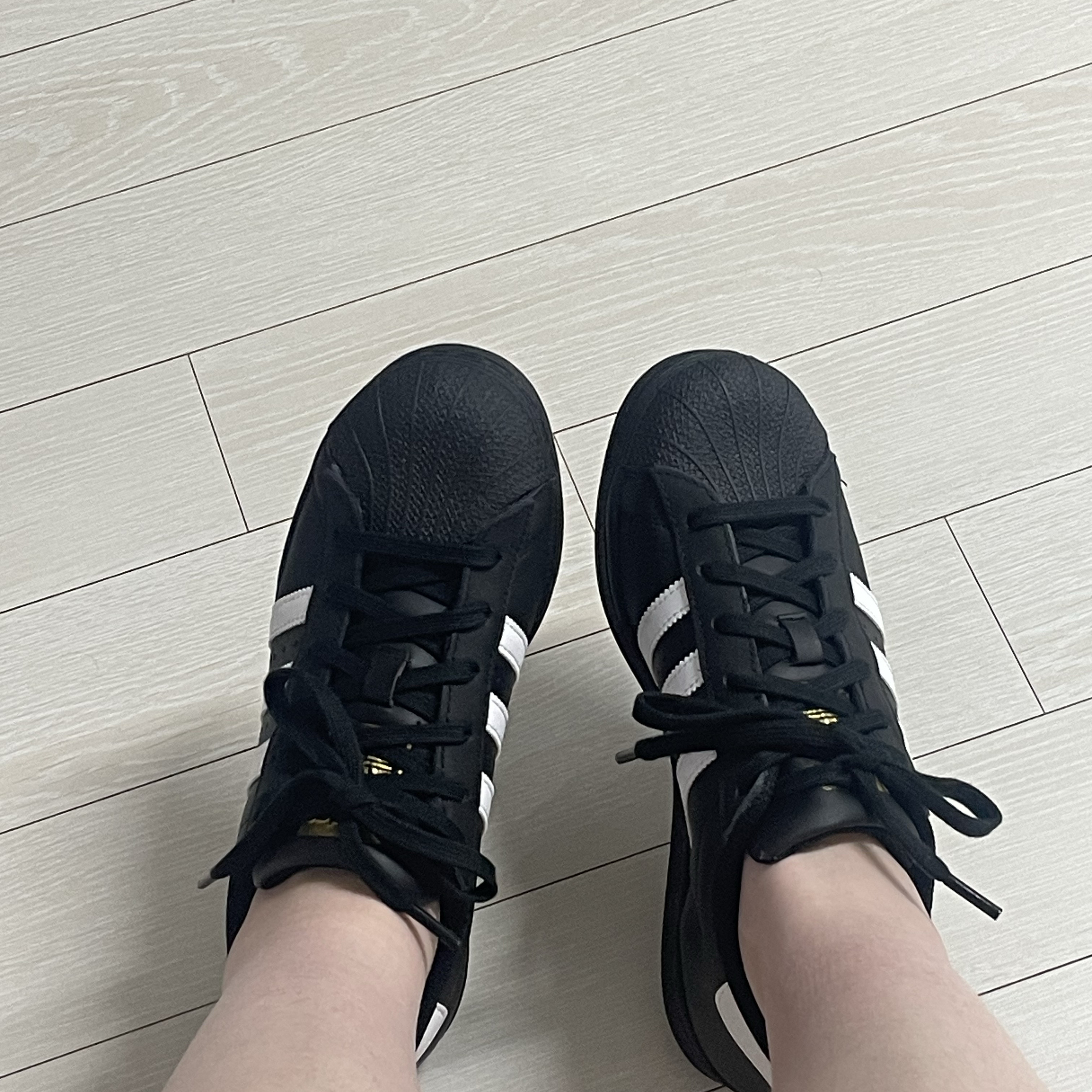 Adidas Superstar Core Black White 착용 스타일