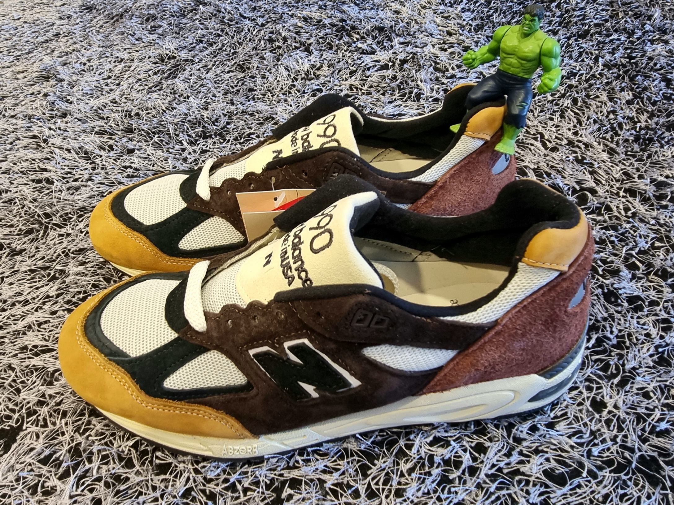 New Balance 990v2 Made in USA Brown Beige 착용 스타일 - 1