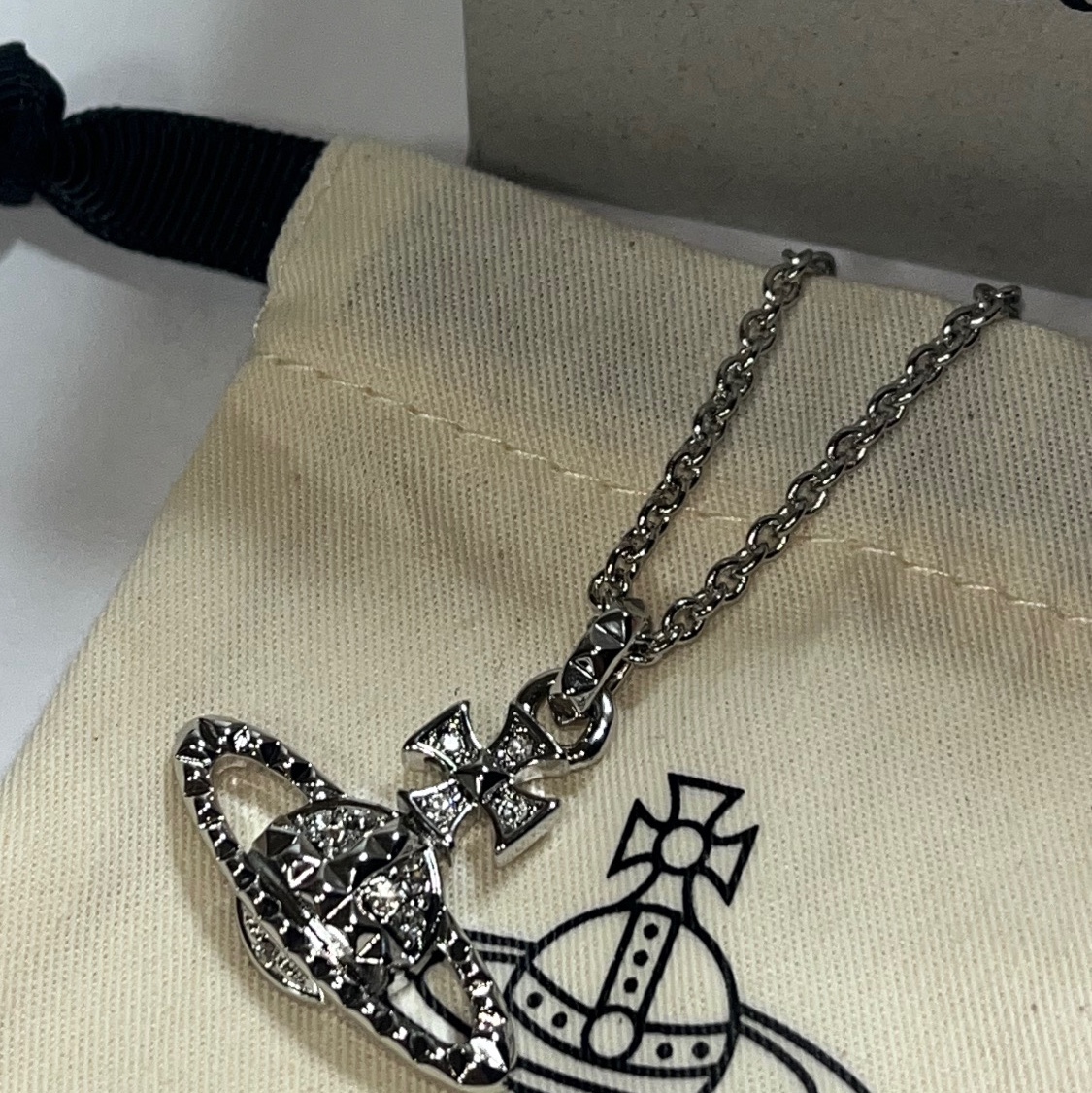 Vivienne Westwood Mayfair Bas Relief Pendant Silver 착용 스타일