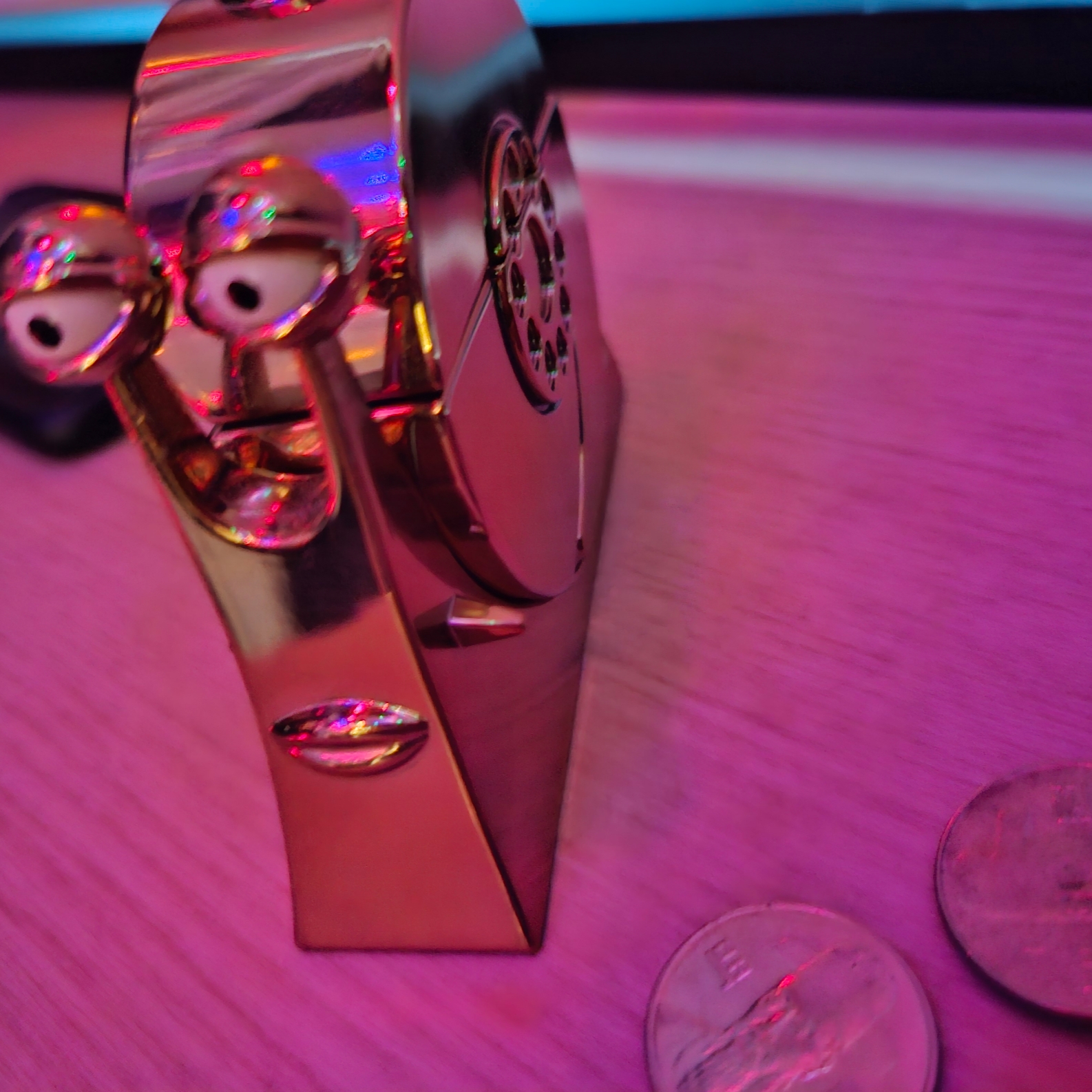 Casetify x One Piece Golden Transponder Snail 3D AirPods Pro 1st/2nd Gen Case Gold 착용 스타일