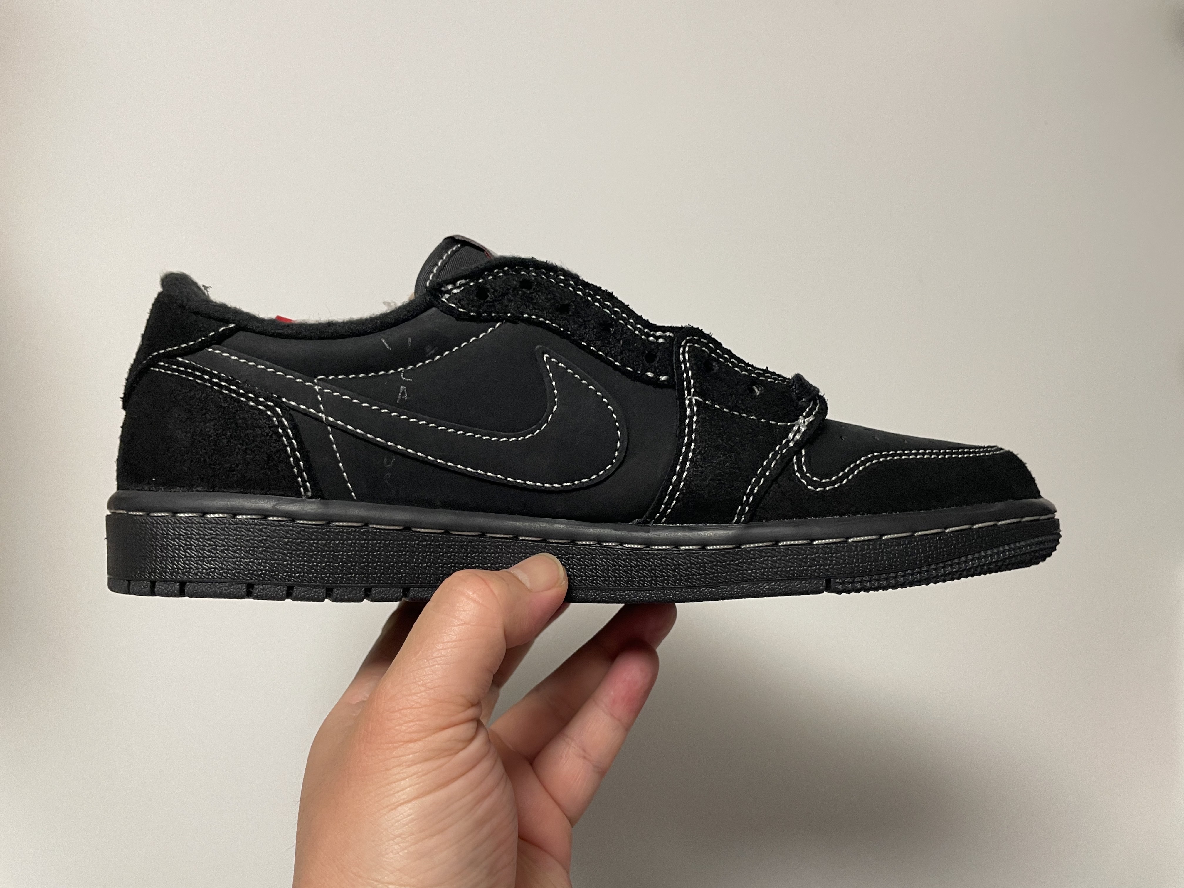 Jordan 1 x Travis Scott Retro Low OG SP Black Phantom 착용 스타일 - 2