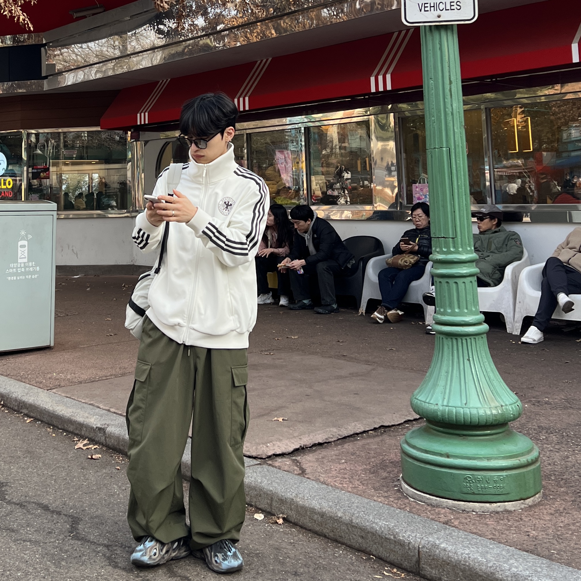 Adidas German Beckenbauer Track Top Off White - KR Sizing, Adidas Yeezy Foam RNNR MX Cinder 착용 스타일 - 3