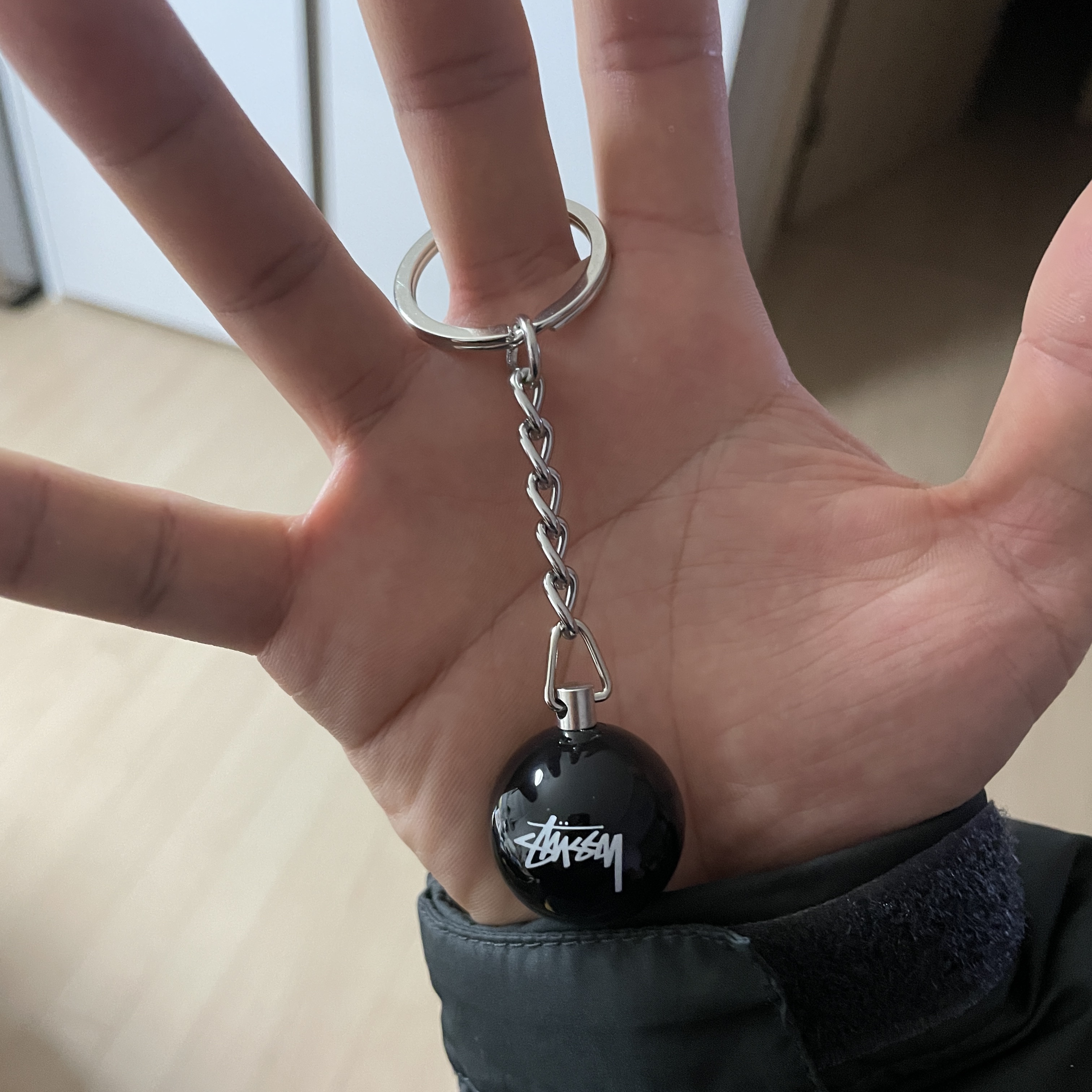 Stussy 8 Ball Keychain Black, The North Face 1992 Nuptse Jacket Charcoal 착용 스타일