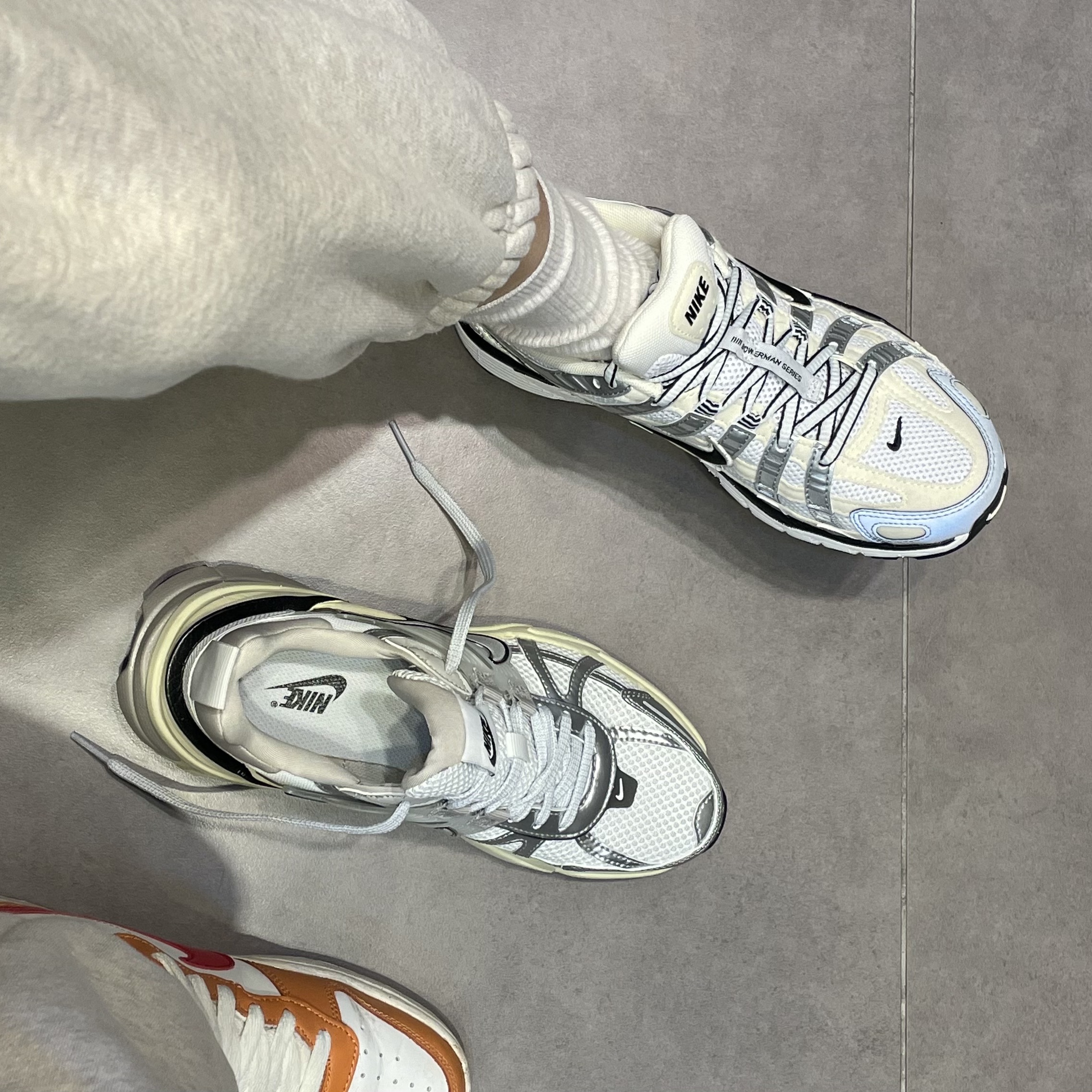 (W) Nike P-6000 Coconut Milk Metallic Silver 착용 스타일 - 3