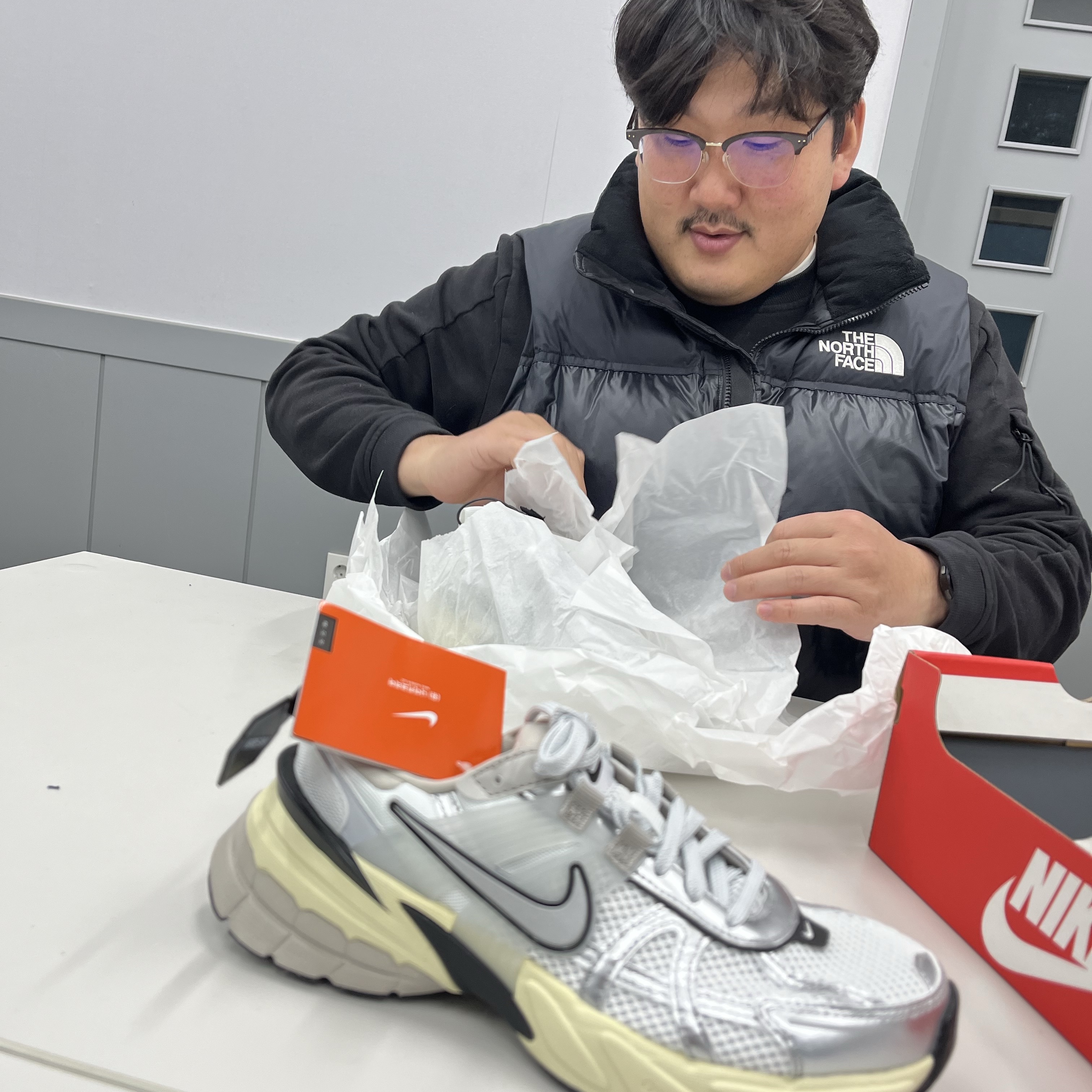 Nike V2K Run Summit White Metallic Silver 착용 스타일 - 1
