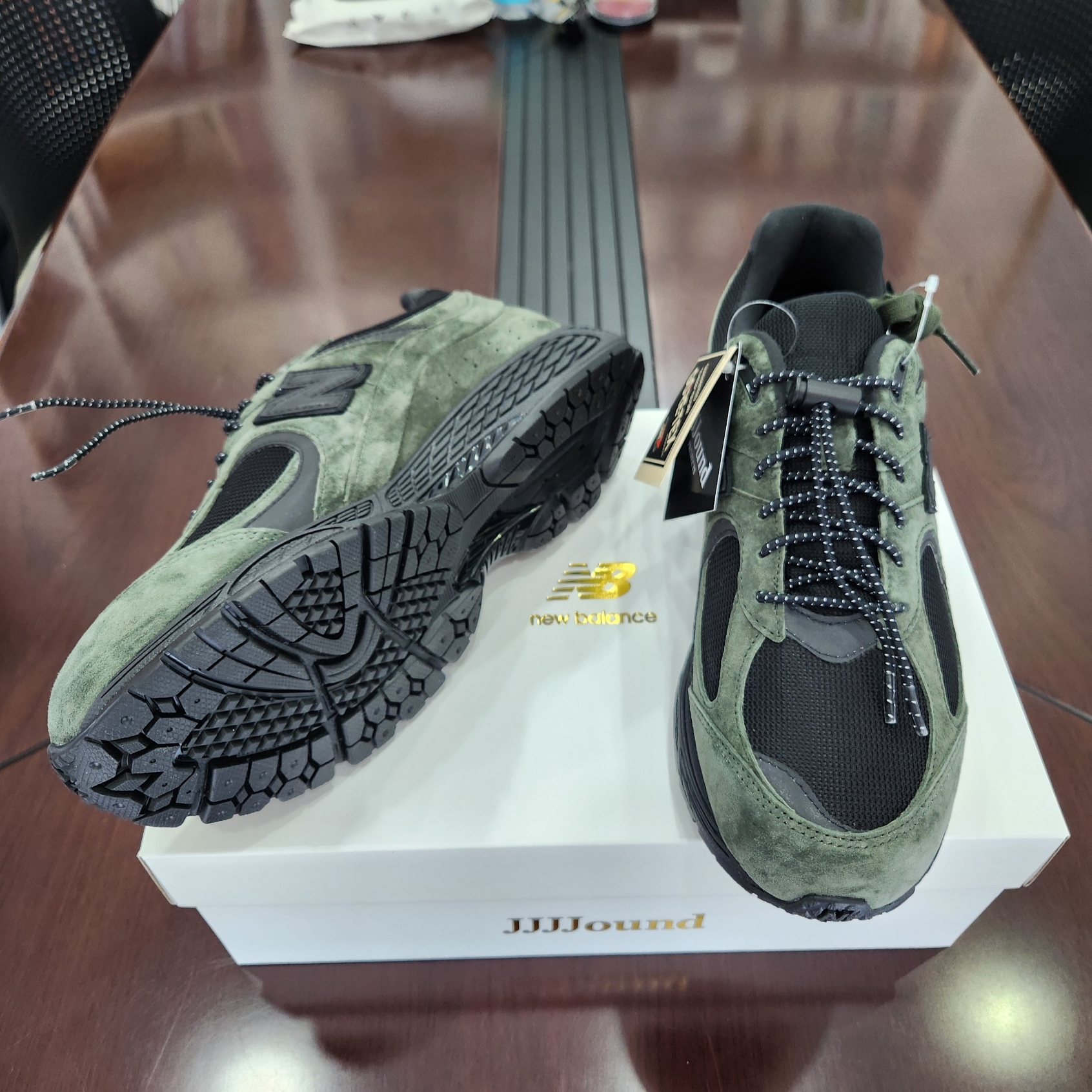 New Balance x JJJJound 2002R Gore-Tex Pine 착용 스타일 - 10