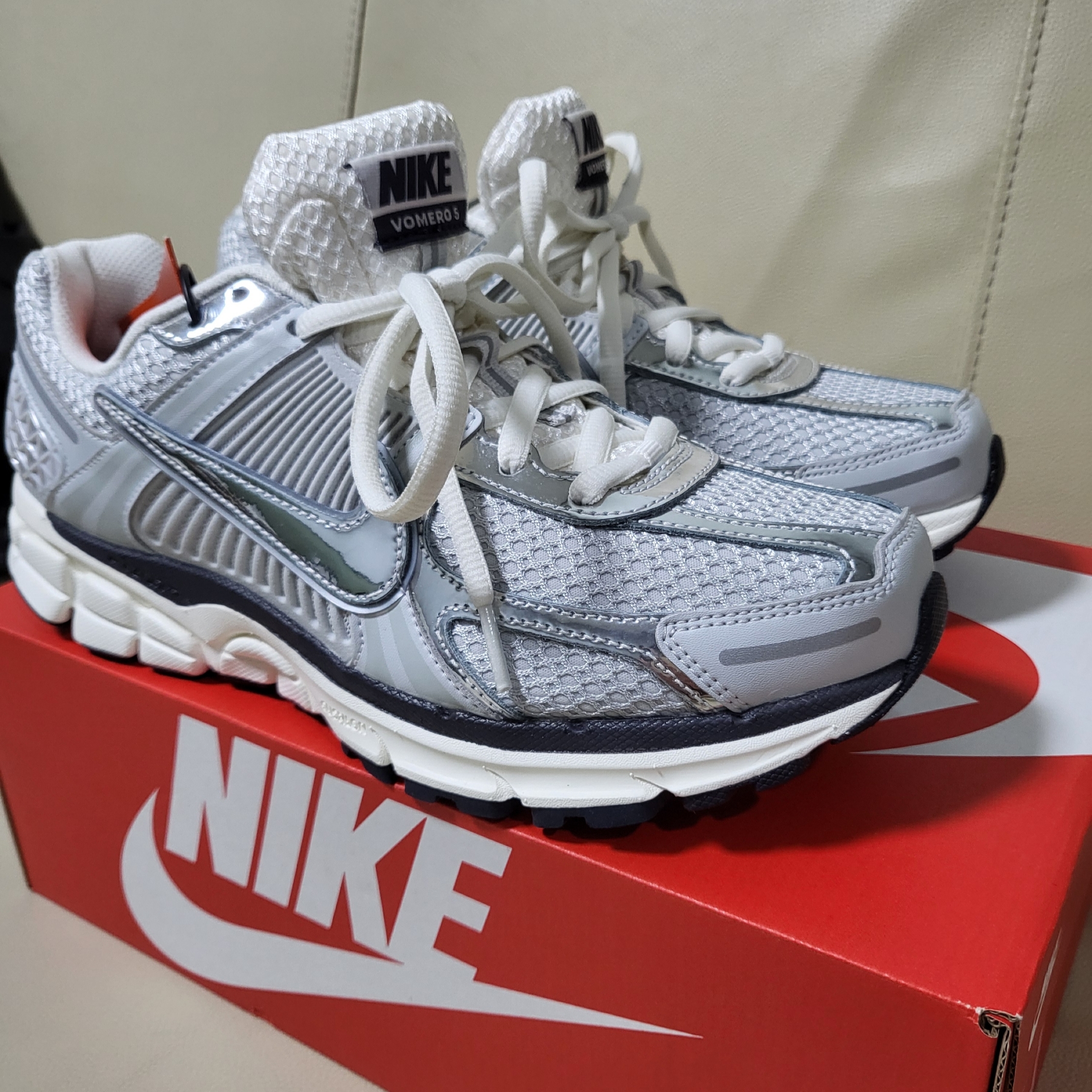 (W) Nike Zoom Vomero 5 Photon Dust and Metallic Silver 착용 스타일 - 1