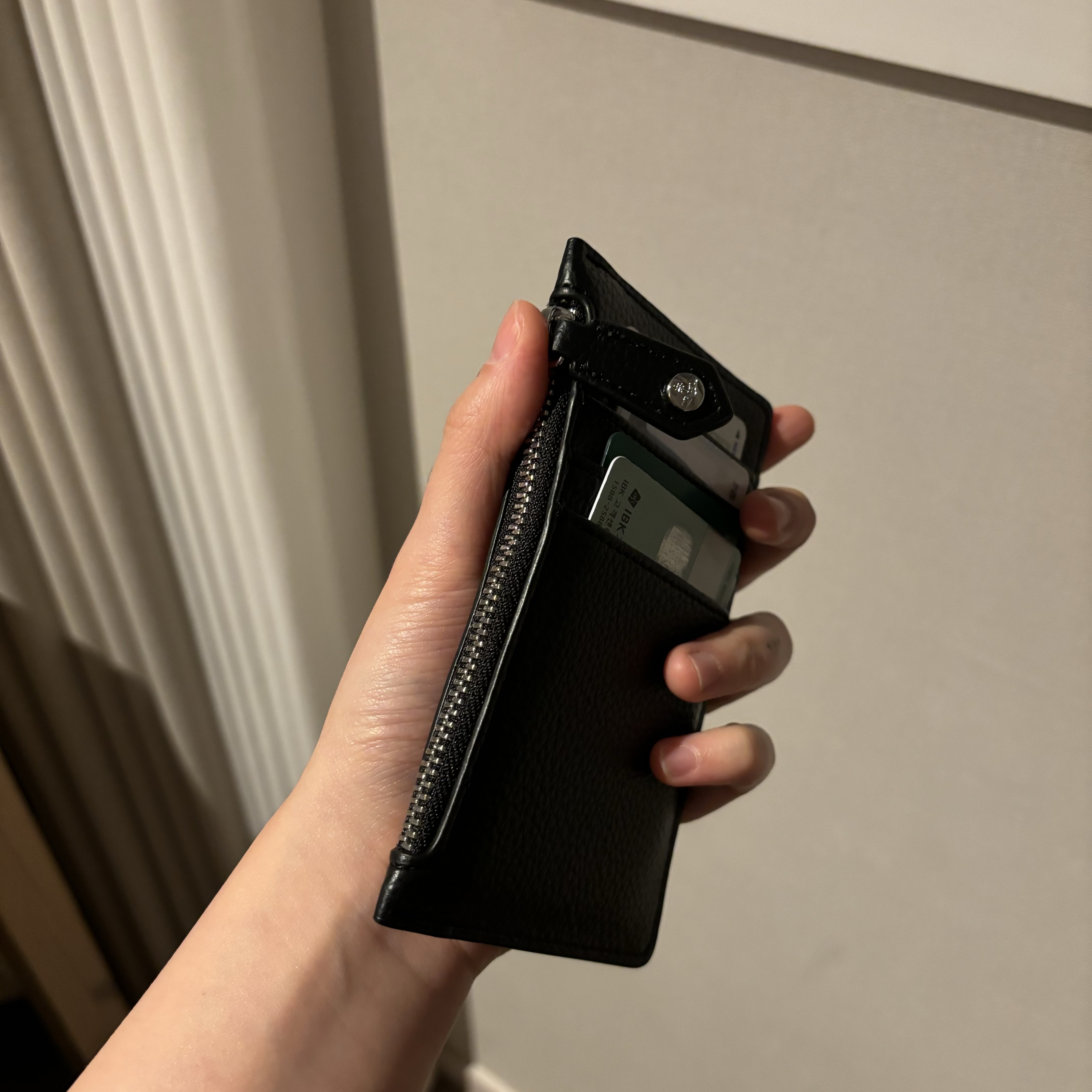 Vivienne Westwood Re-Vegan Grain Slim Long Card Holder Black 착용 스타일 - 2
