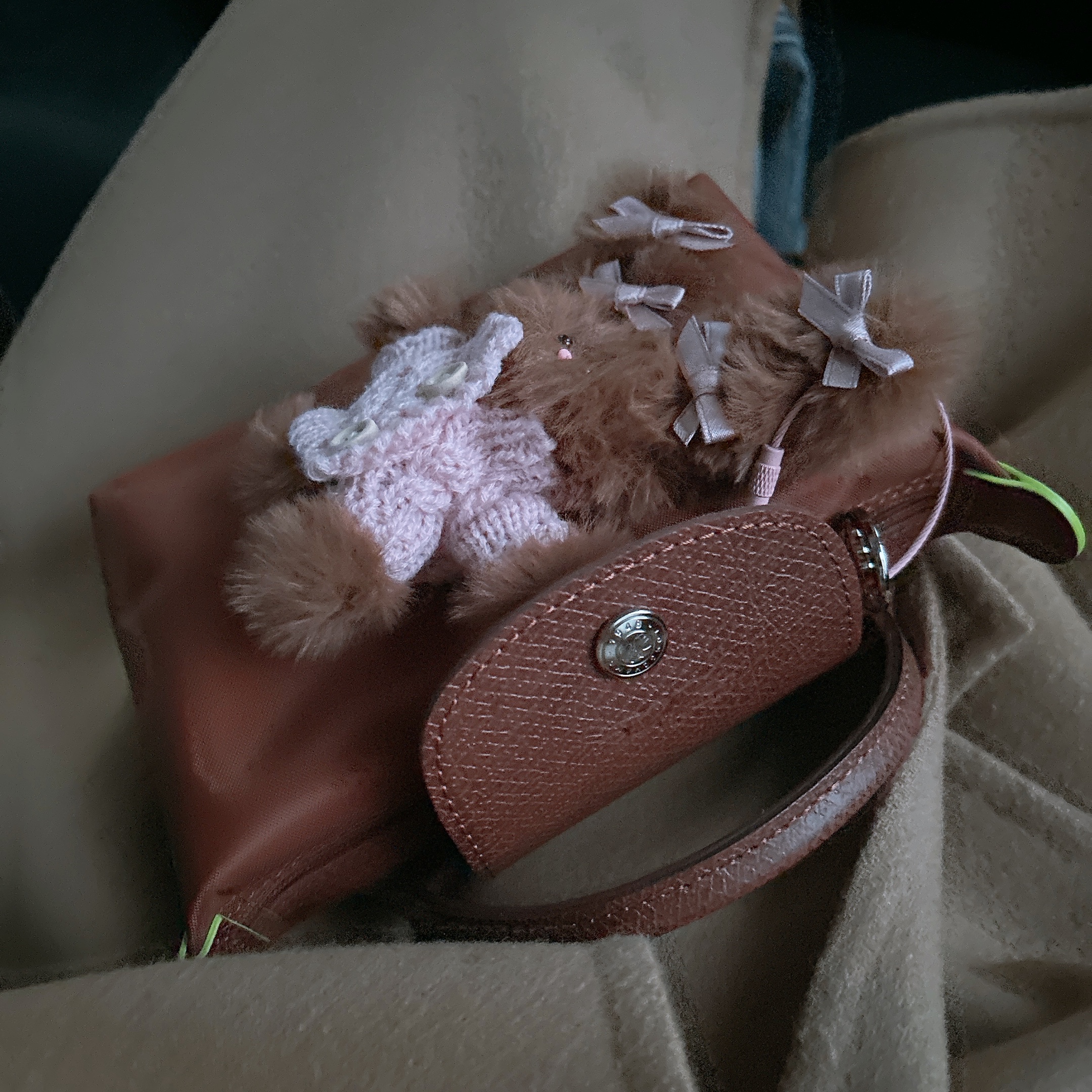 Longchamp Le Pliage Green Handle Pouch Brown Cognac 착용 스타일