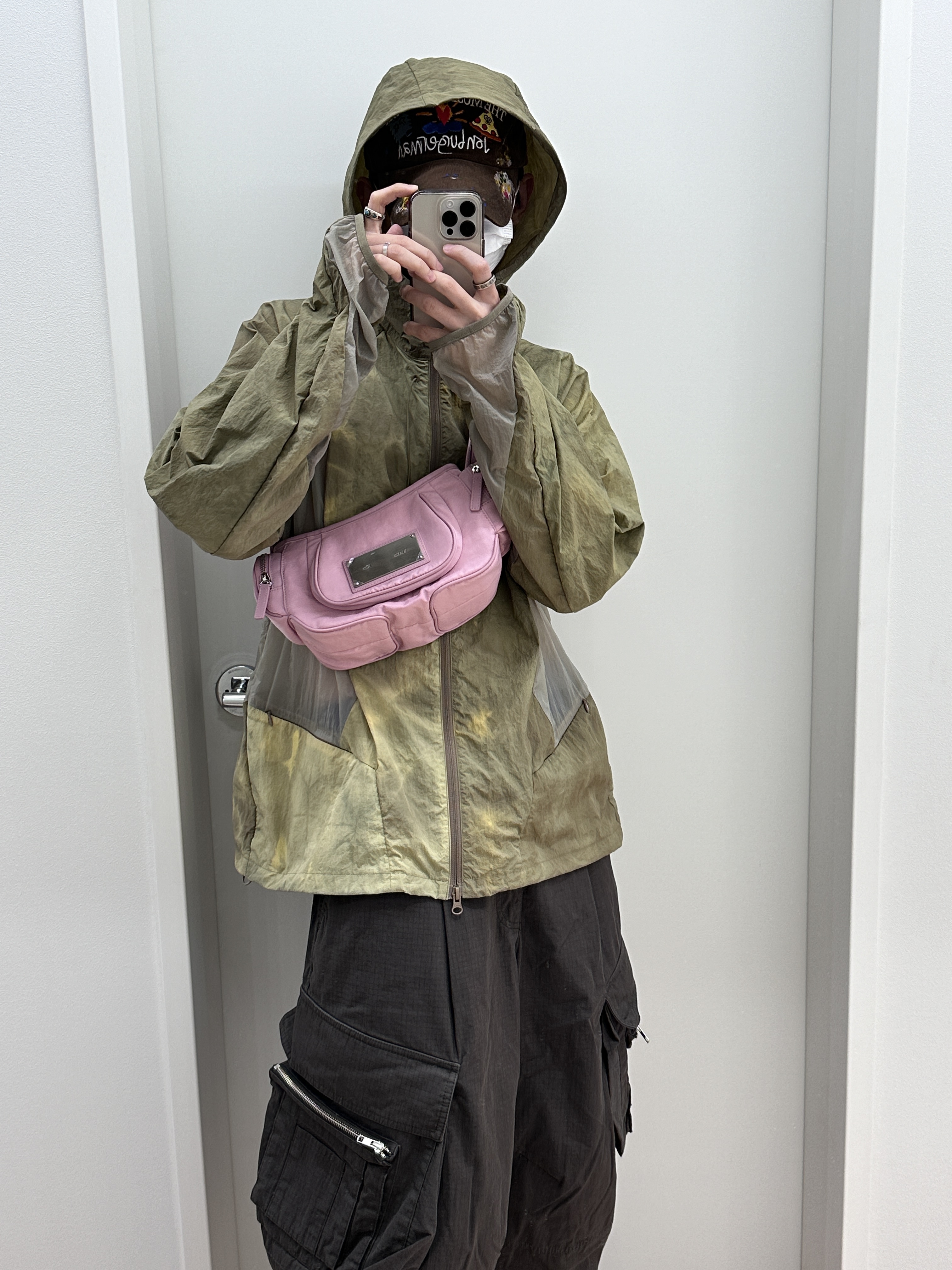 The Museum Visitor x Jon Burgerman Hand Painted Pizza & Poch Corduroy Ball Cap Brown, Matin Kim Madeleine Round Bag Pink 착용 스타일 - 3
