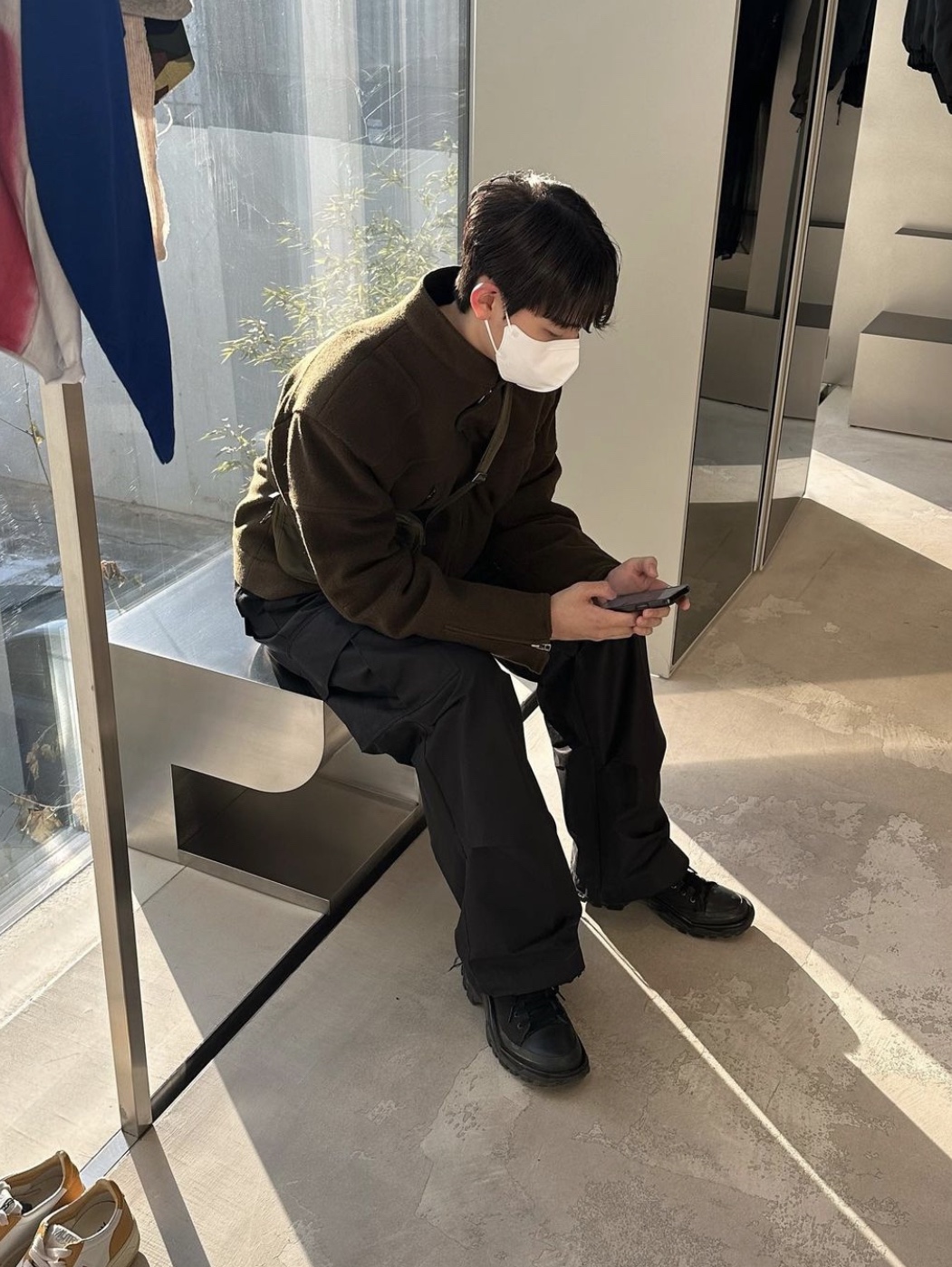 Adidas x Raf Simons New Runner Black, Porter Frame Shoulder Bag Khaki 착용 스타일 - 1