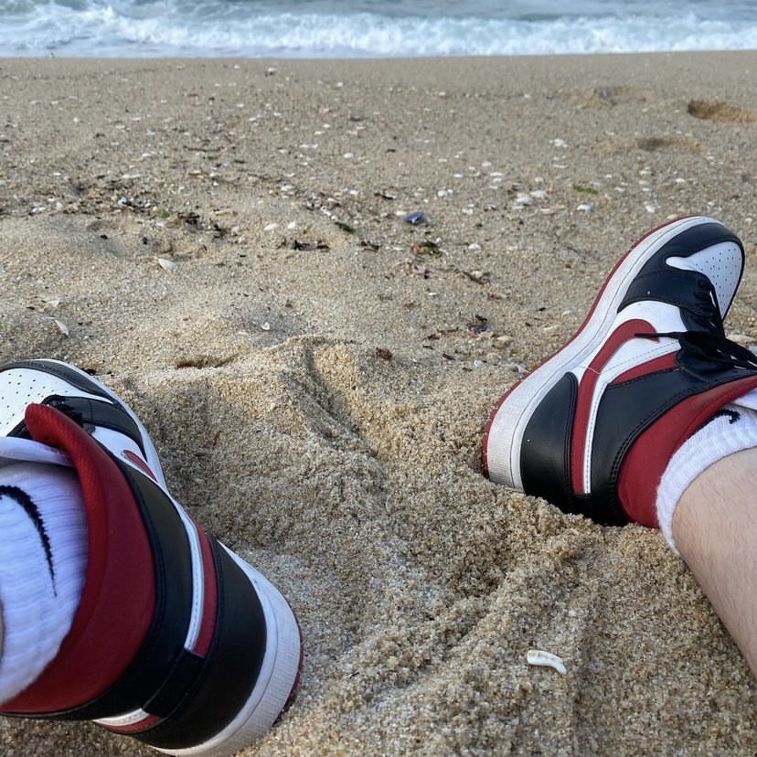 Jordan 1 Mid Gym Red Black White 착용 스타일 - 2