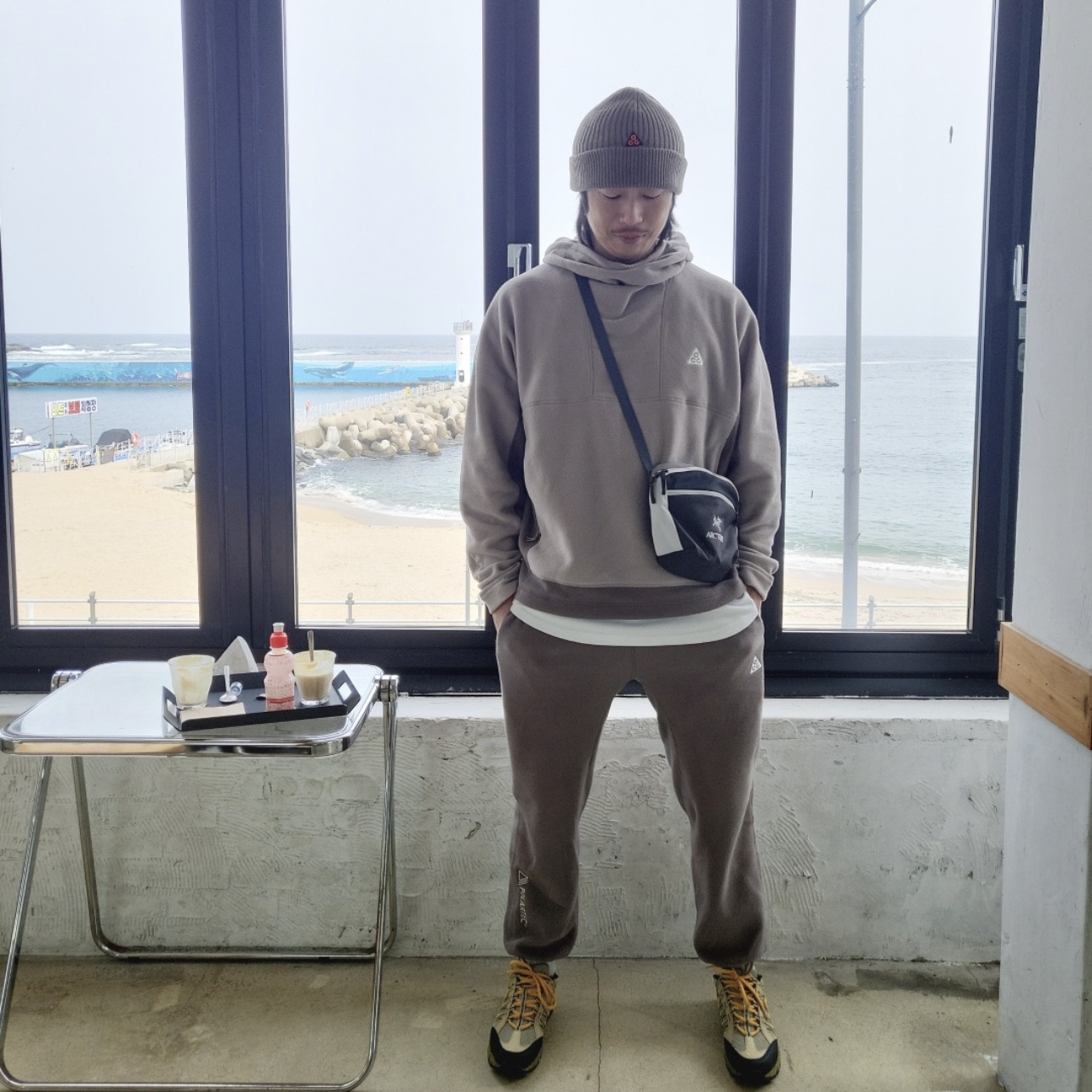 Arc'teryx x Beams Mantis 2 Waistpack Tranquil, Nike ACG Polartec Wolf Tree Pants Ironstone - Asia 착용 스타일 - 1
