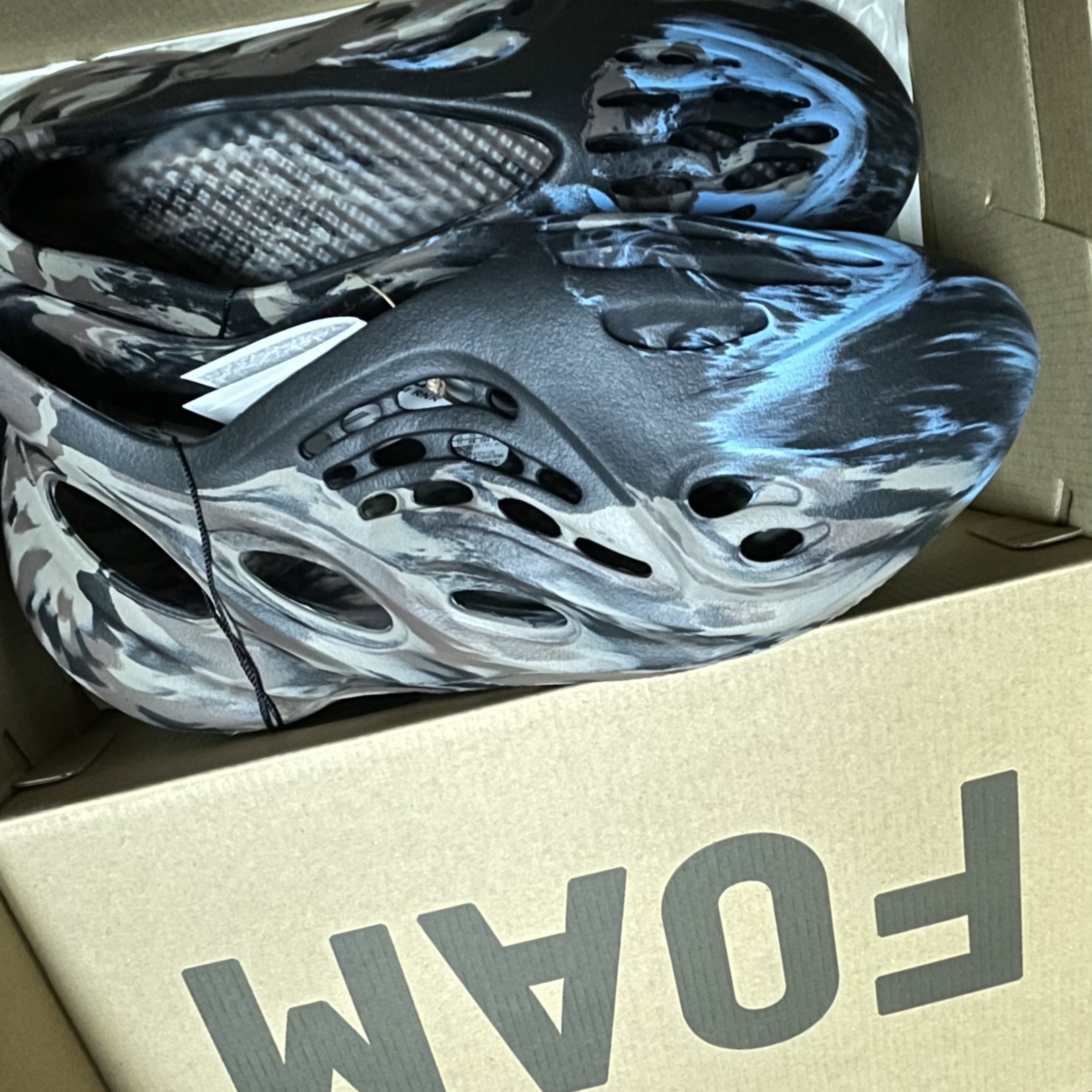 Adidas Yeezy Foam RNNR MX Cinder 착용 스타일