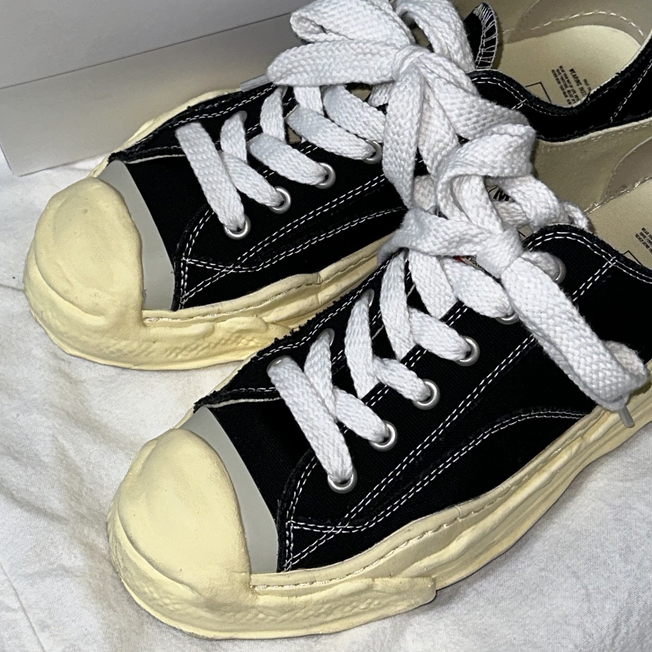 Maison Mihara Yasuhiro Hank VL OG Sole Canvas Low-top Sneakers Black 착용 스타일 - 1