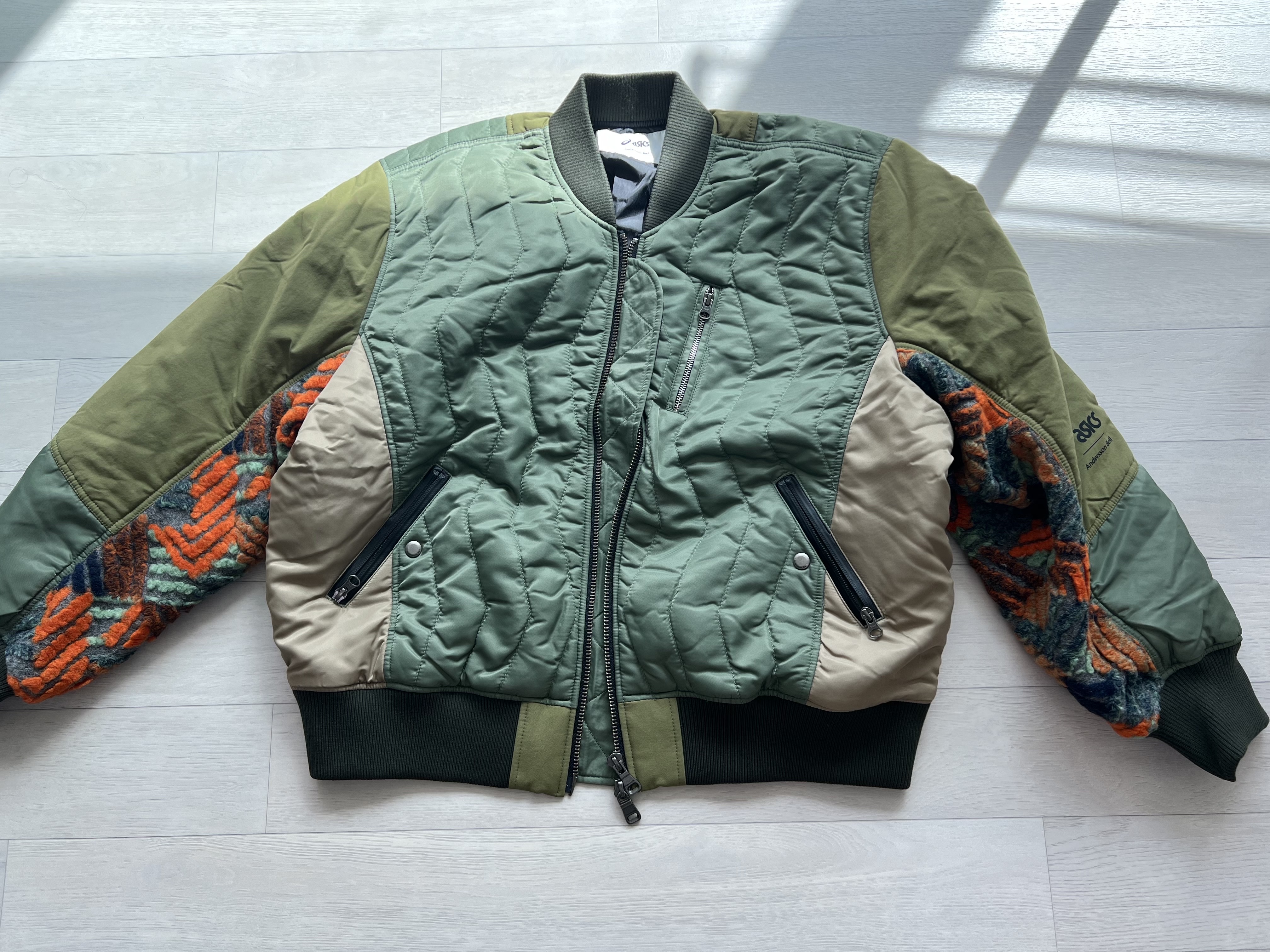 Andersson Bell x Asics Contrast Quilting Bomber Jacket Khaki 착용 스타일