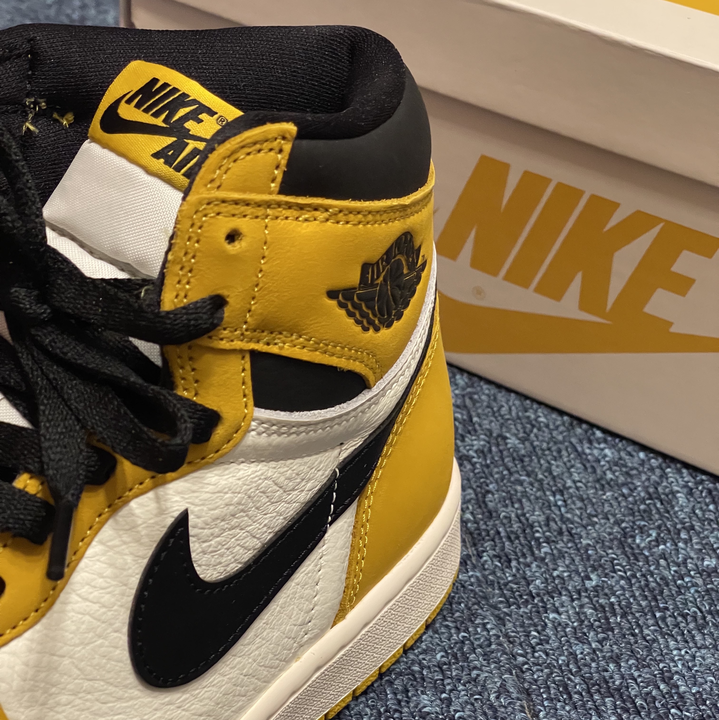 Jordan 1 Retro High OG Yellow Ochre 착용 스타일 - 3