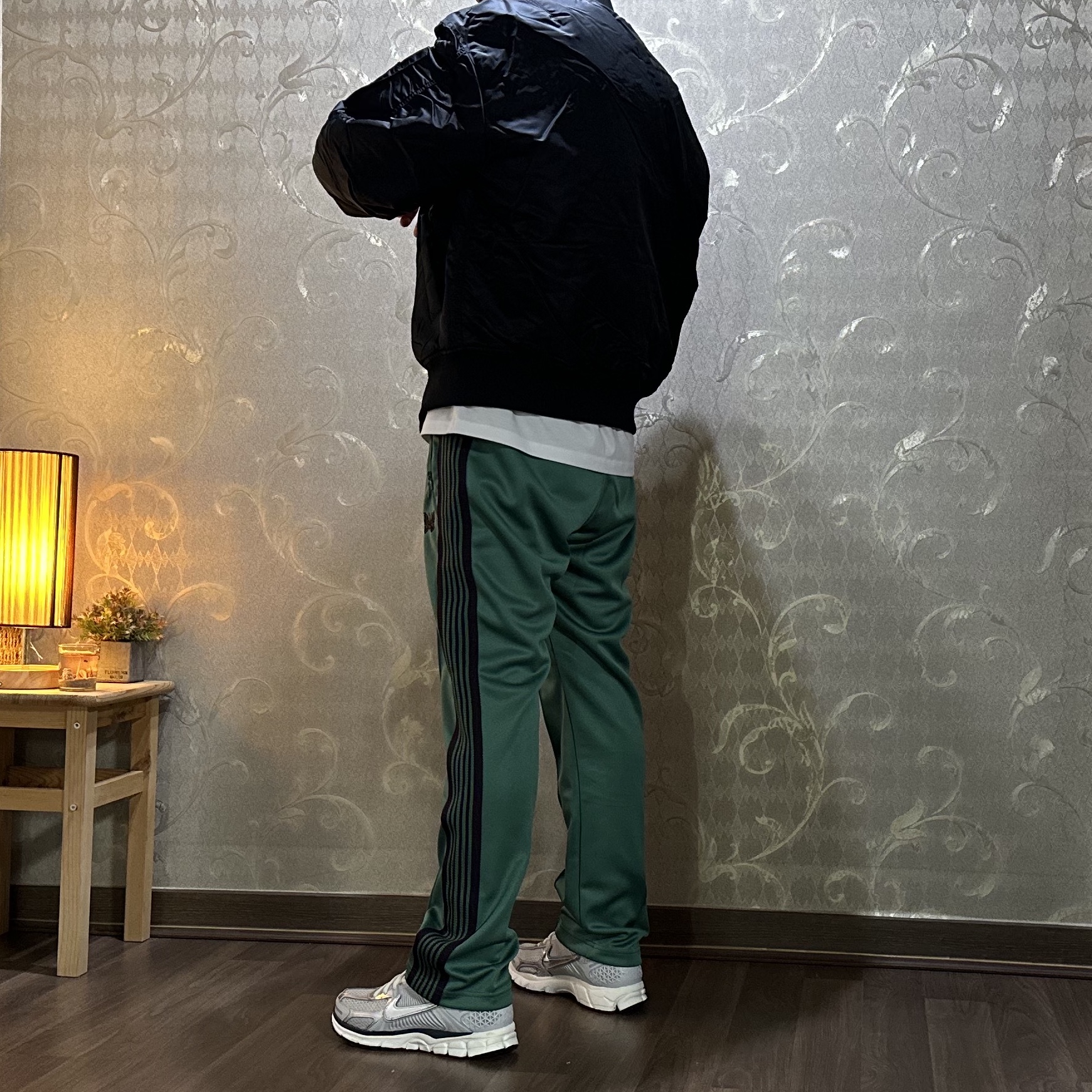 Needles Narrow Track Pants Poly Smooth Emerald, (W) Nike Zoom Vomero 5 Photon Dust and Metallic Silver 착용 스타일 - 5