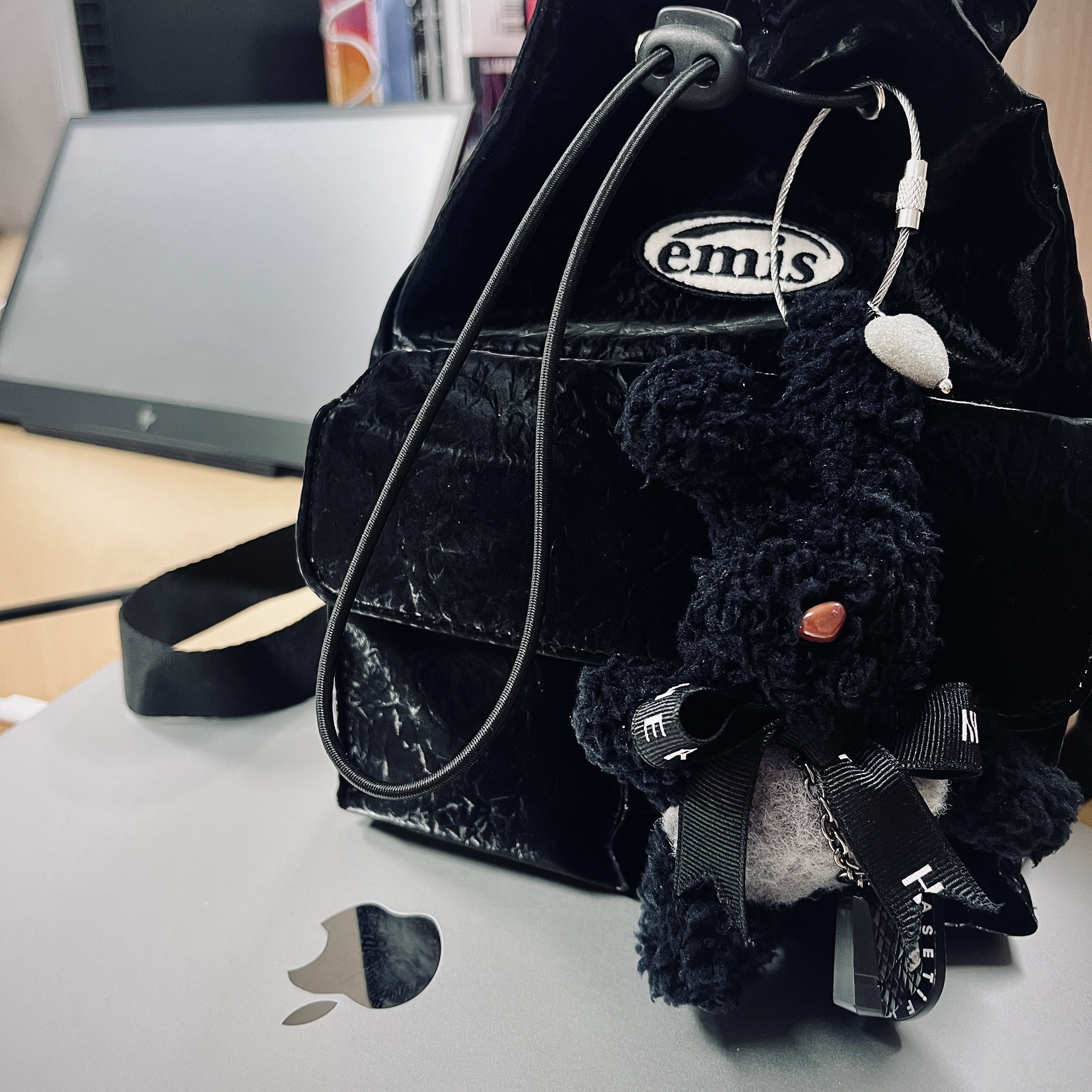 Emis Mini Wappen Pocket Backpack Black 착용 스타일
