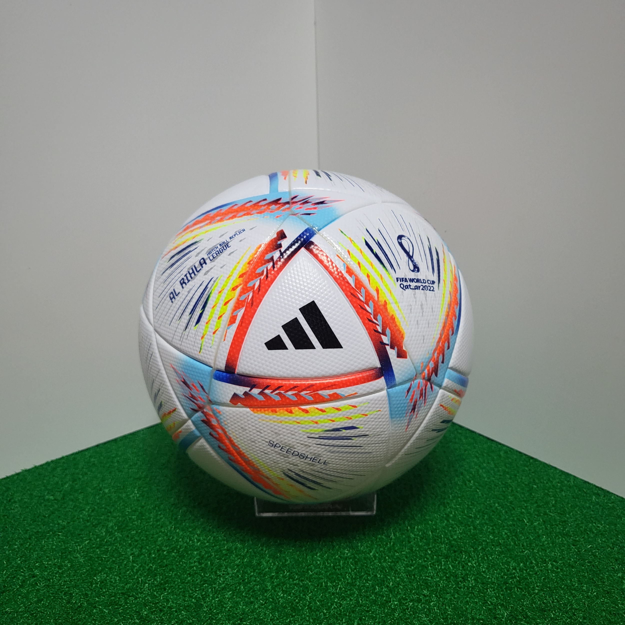 Adidas Al Rihla League Ball White Pantone 착용 스타일