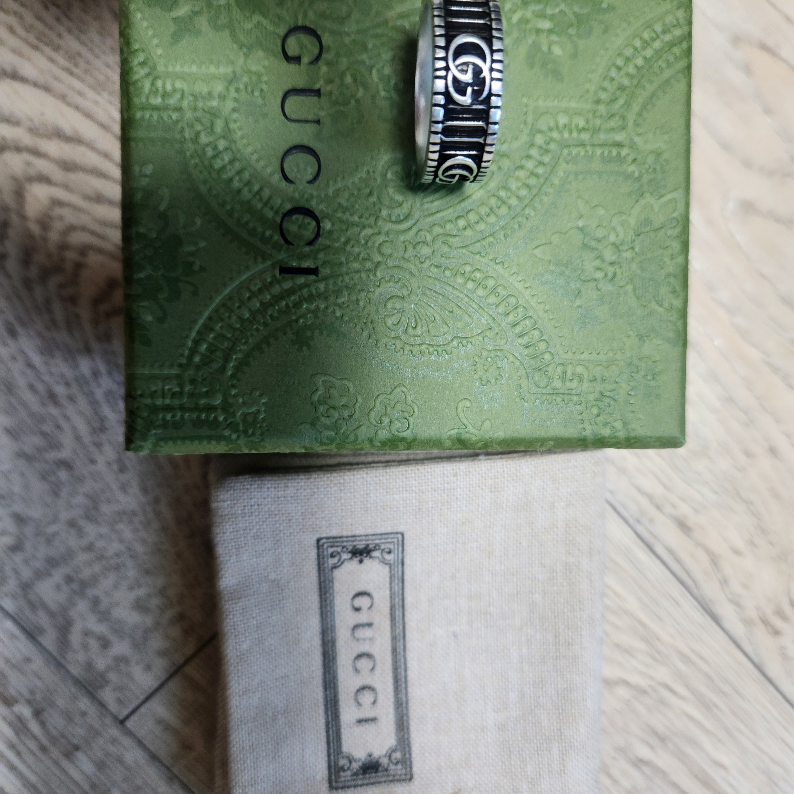 Scudo Garden Karen Beads Bracelet Black, Gucci Ring with Double G Silver 착용 스타일 - 4