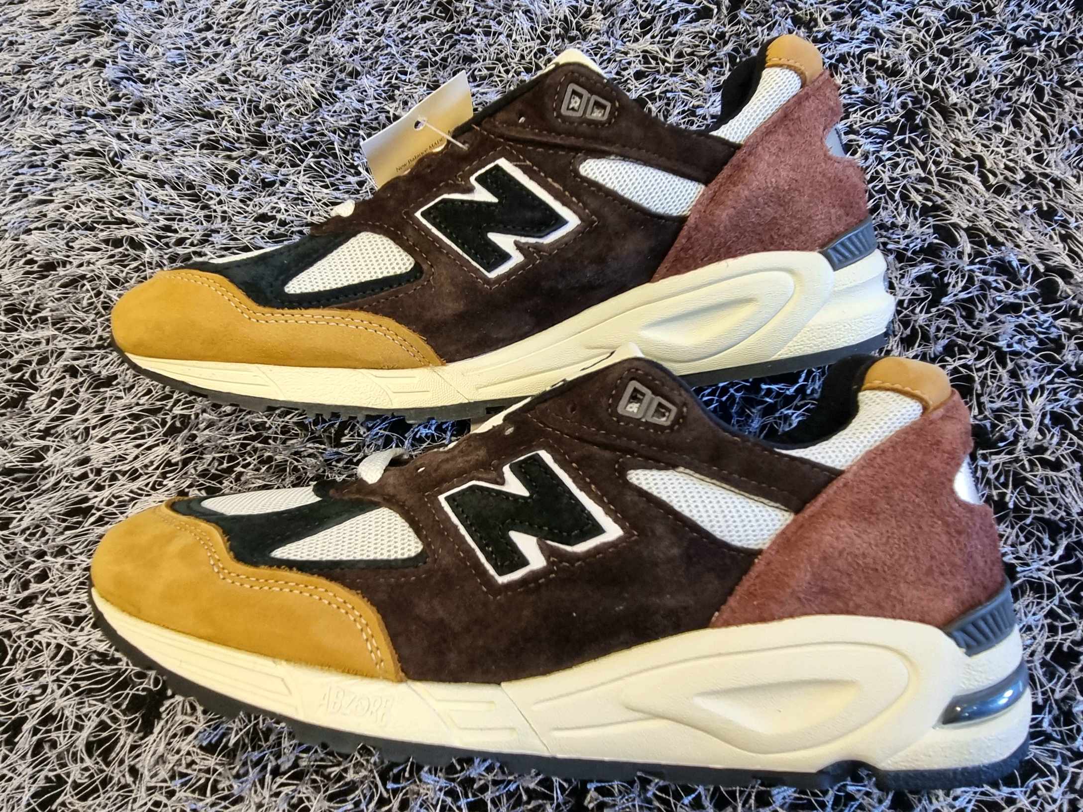 New Balance 990v2 Made in USA Brown Beige 착용 스타일 - 2