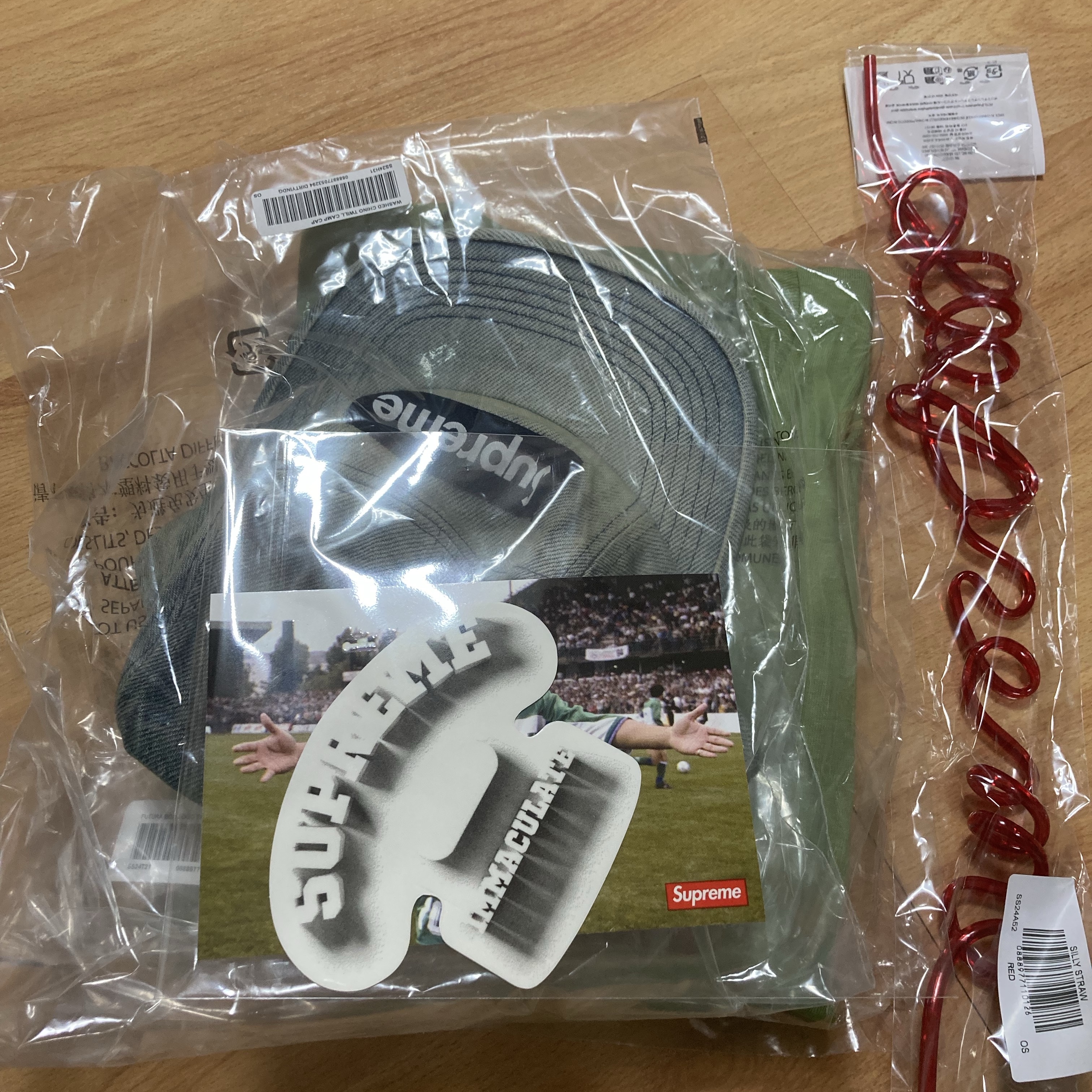 Supreme Futura Box Logo T-Shirt Moss - 24SS, Supreme Washed Chino Twill Camp Cap Dirty Indigo - 24SS 착용 스타일