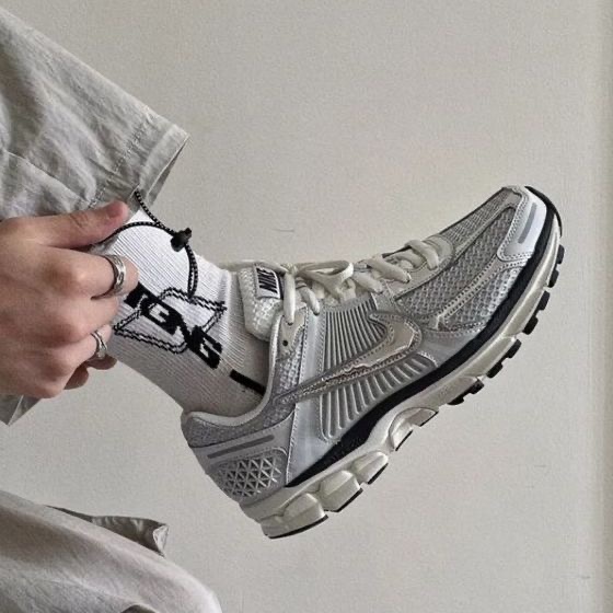 (W) Nike Zoom Vomero 5 Cobblestone and Flat Pewter, (W) Nike Zoom Vomero 5 Oatmeal 착용 스타일 - 5