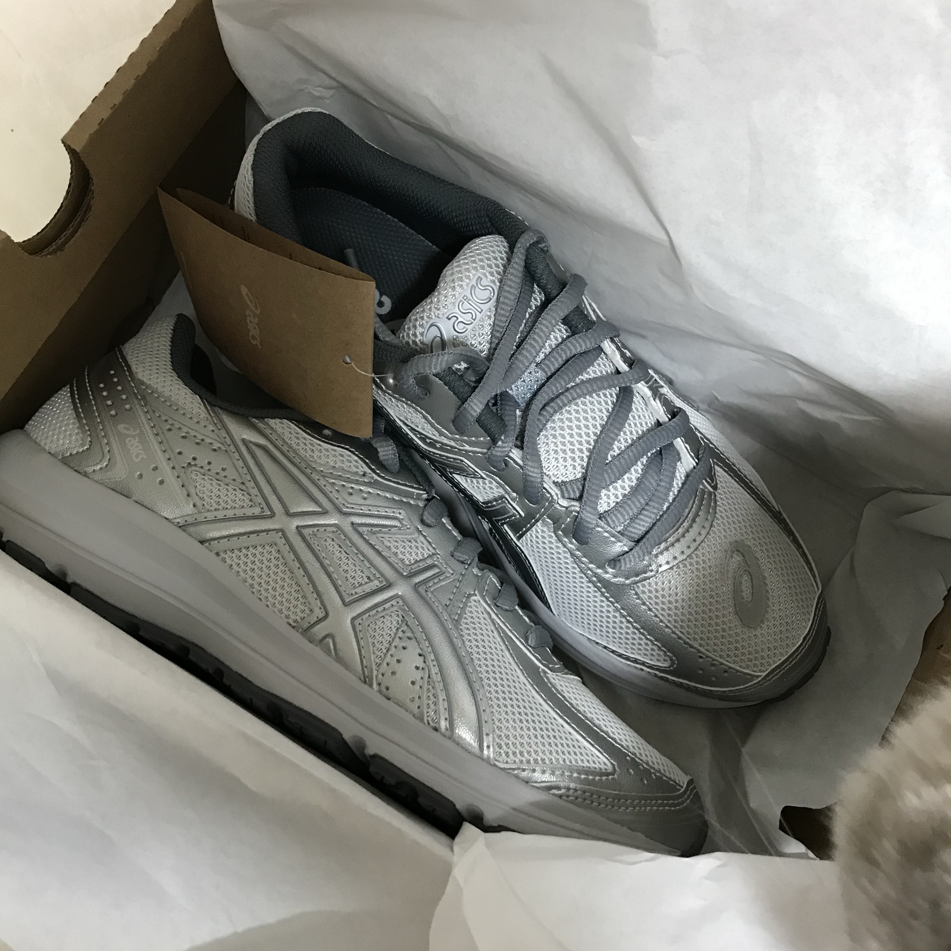Asics Jog 100 S SMU Glacier Grey Pure Silver - 2E Wide 착용 스타일 - 2