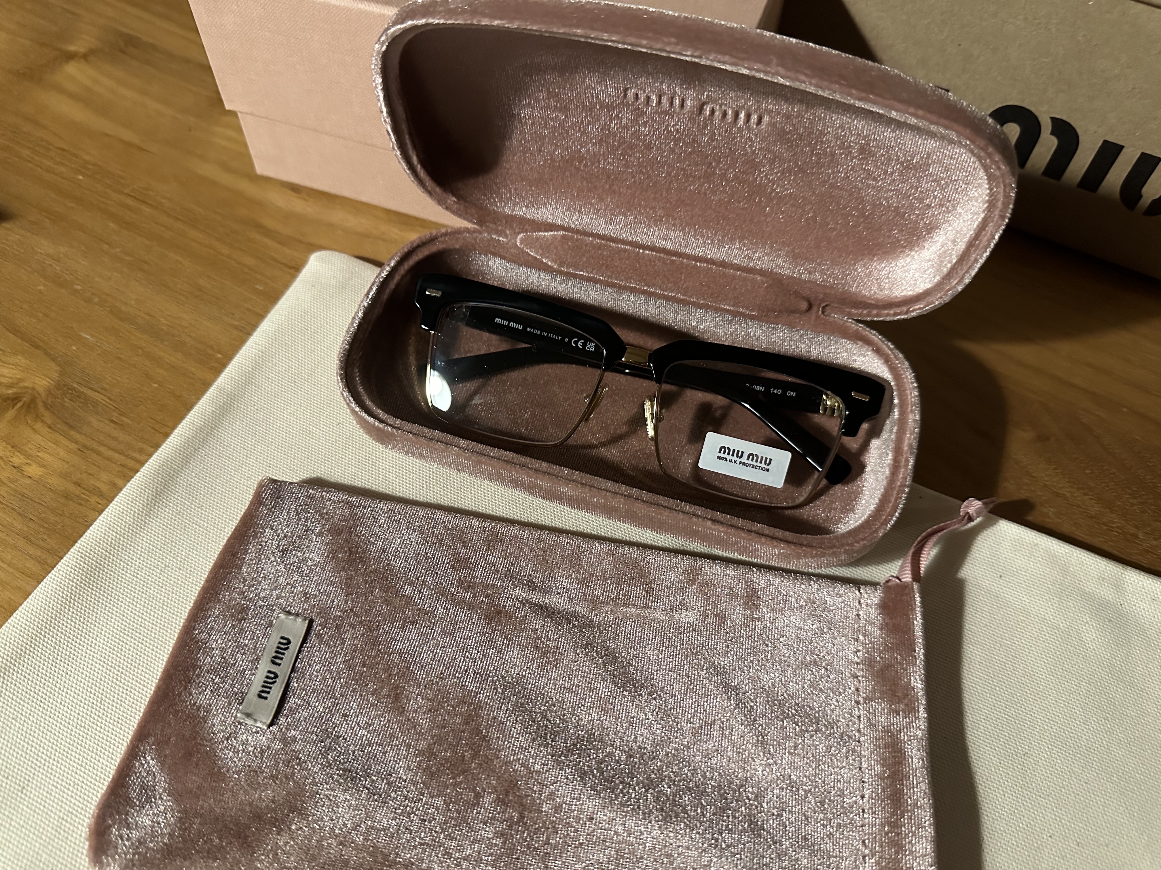 (W) Miu Miu Runway Sunglasses Blue Lenses Black Acetate 착용 스타일 - 6