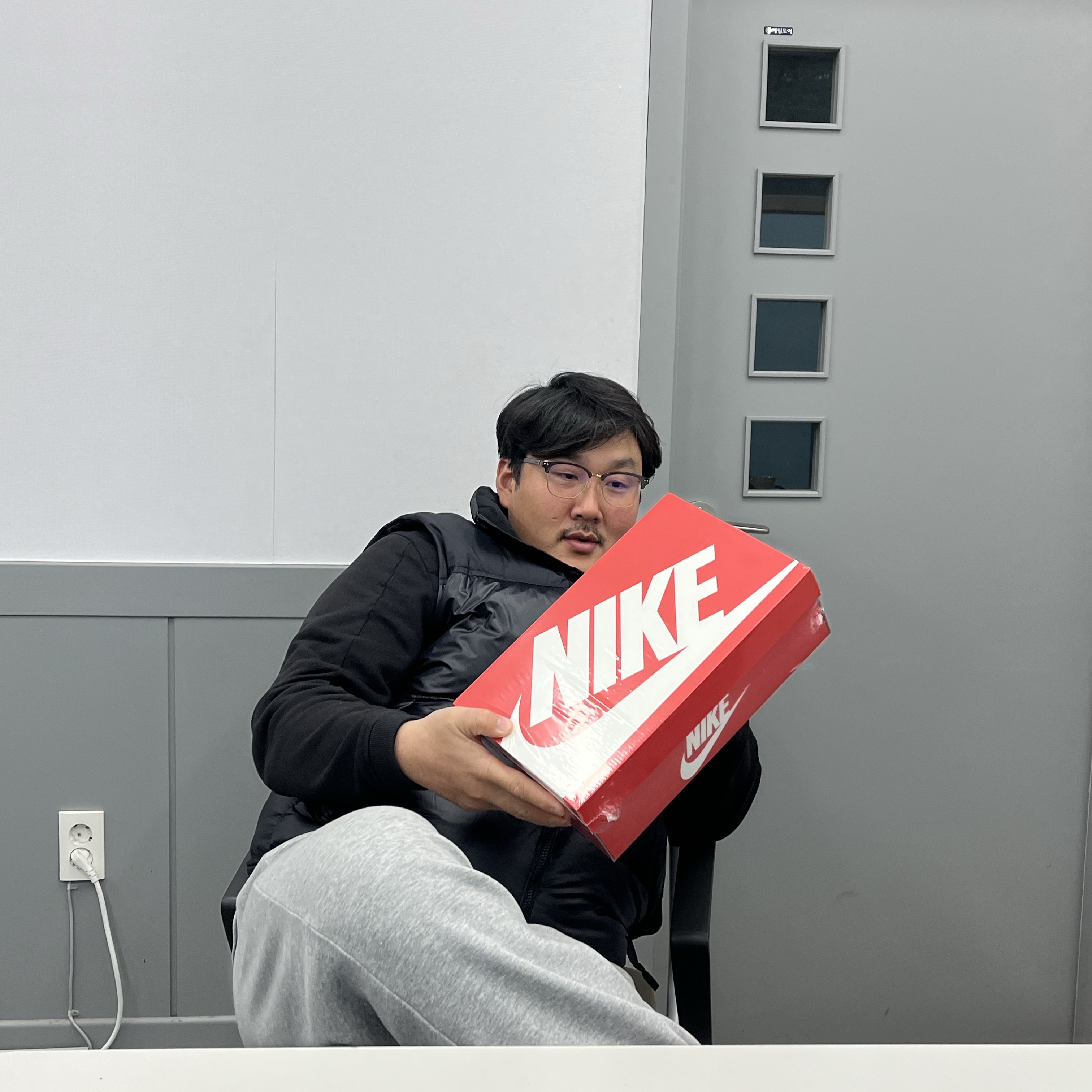 Nike V2K Run Summit White Metallic Silver 착용 스타일 - 2