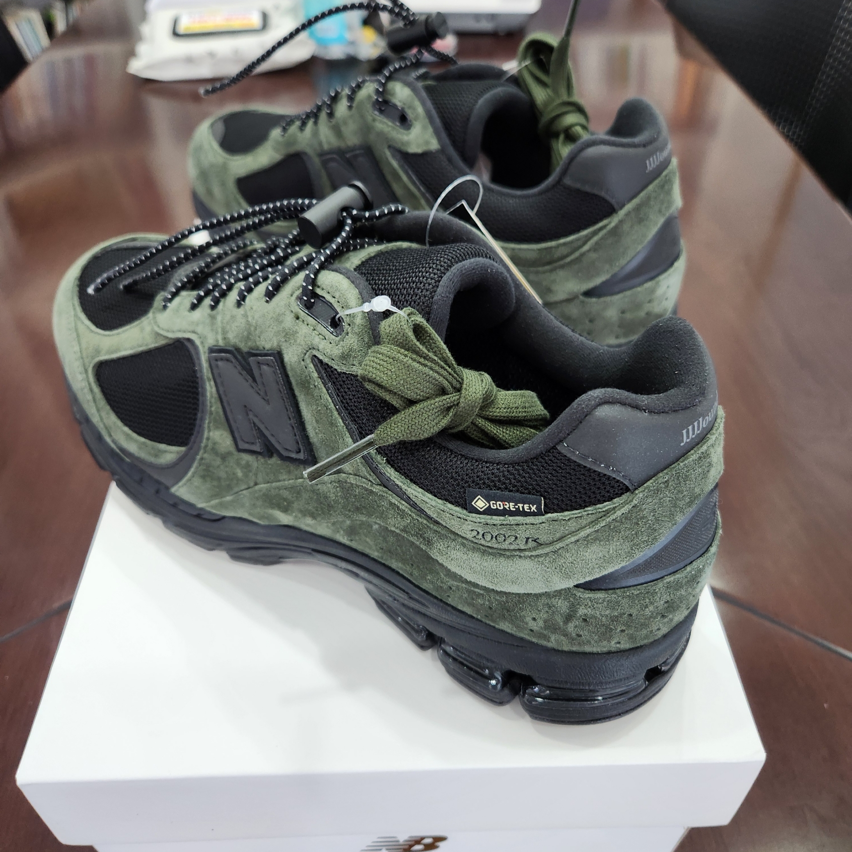New Balance x JJJJound 2002R Gore-Tex Pine 착용 스타일 - 4