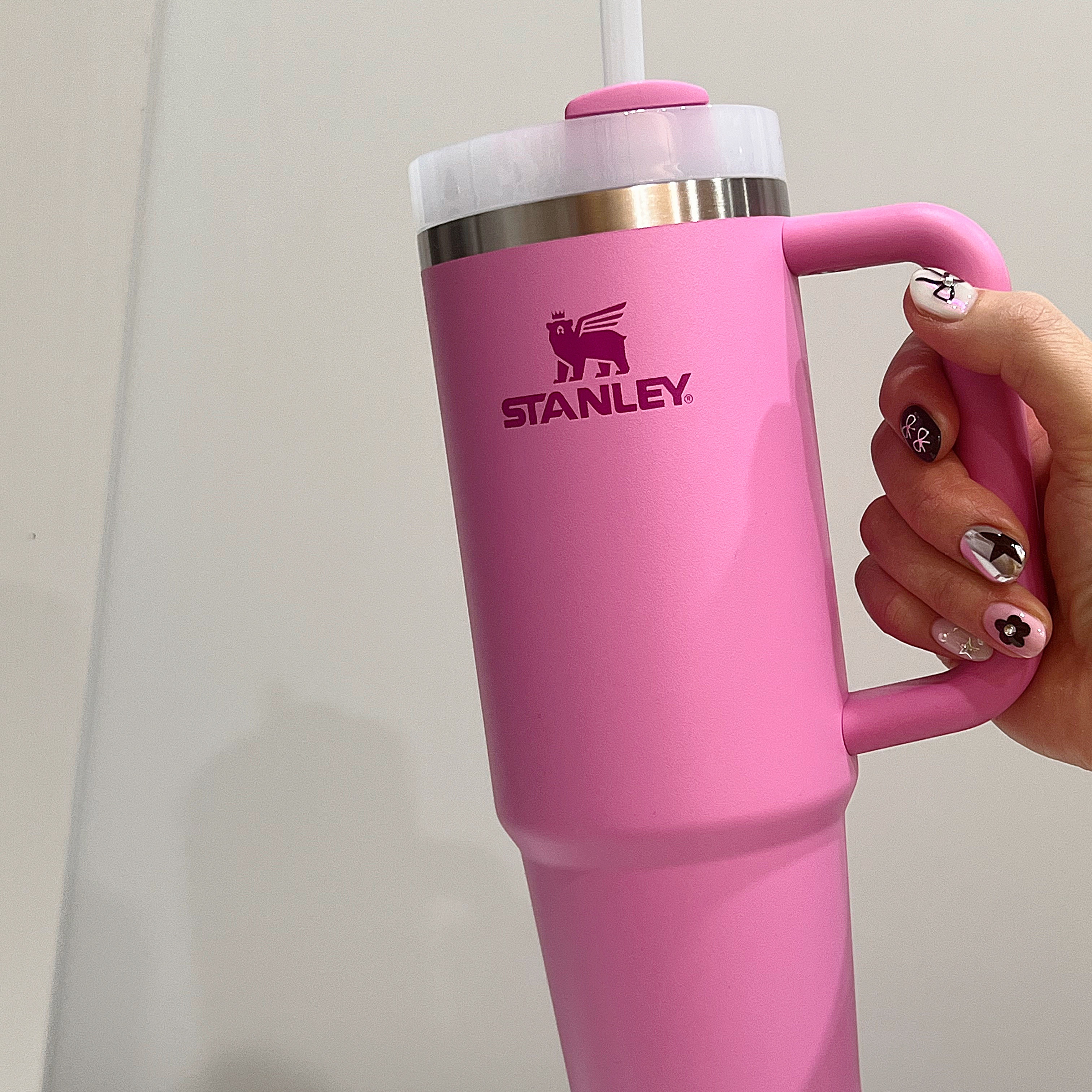 Stanley The Quencher H2.0 Flowstate Tumbler 887ml Peony 착용 스타일