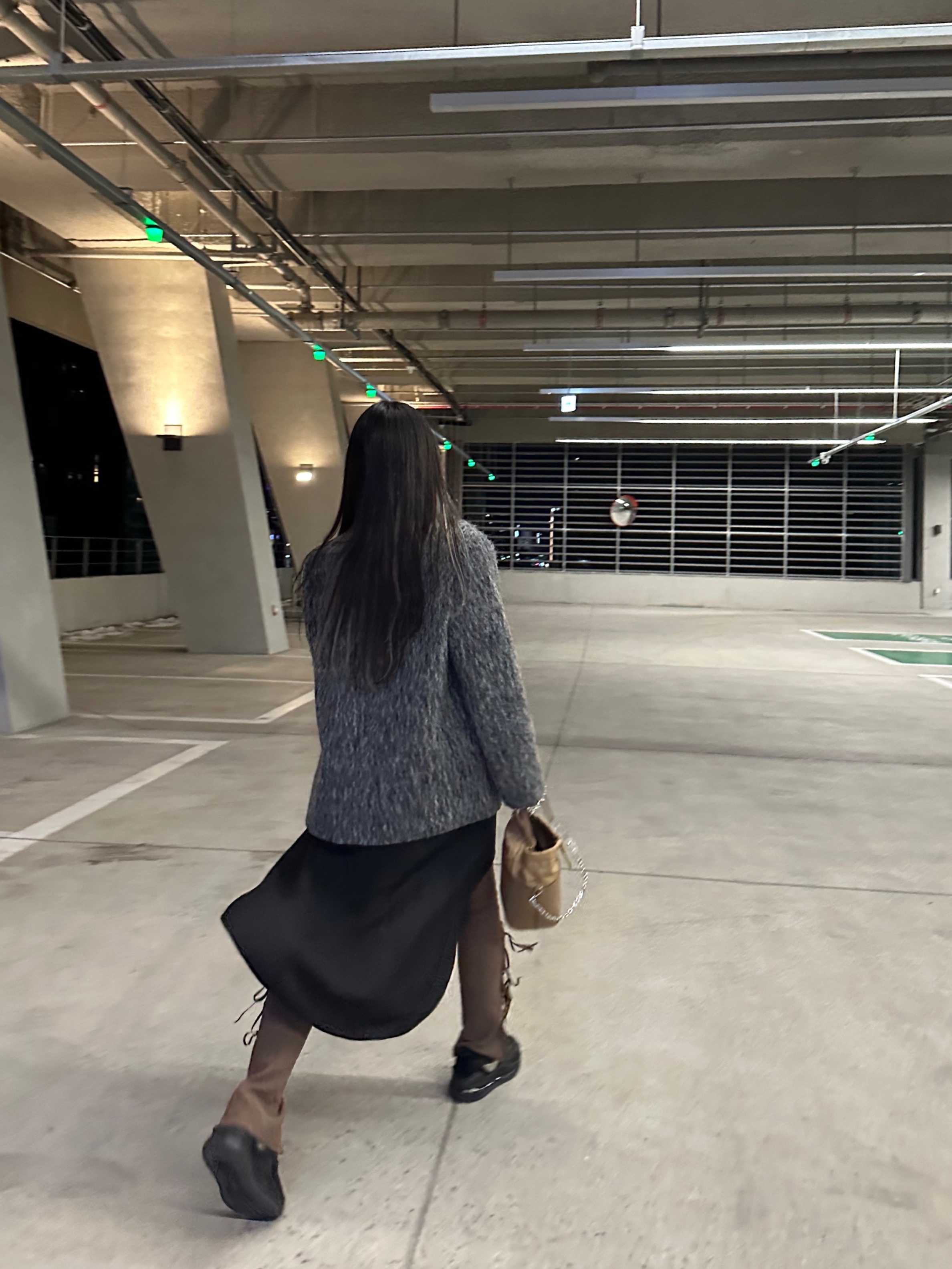 Maison Margiela 5AC Bucket Bag Biche, Jacquemus Le Collier Chiquito Charm Chain Necklace Light Gold 착용 스타일 - 4
