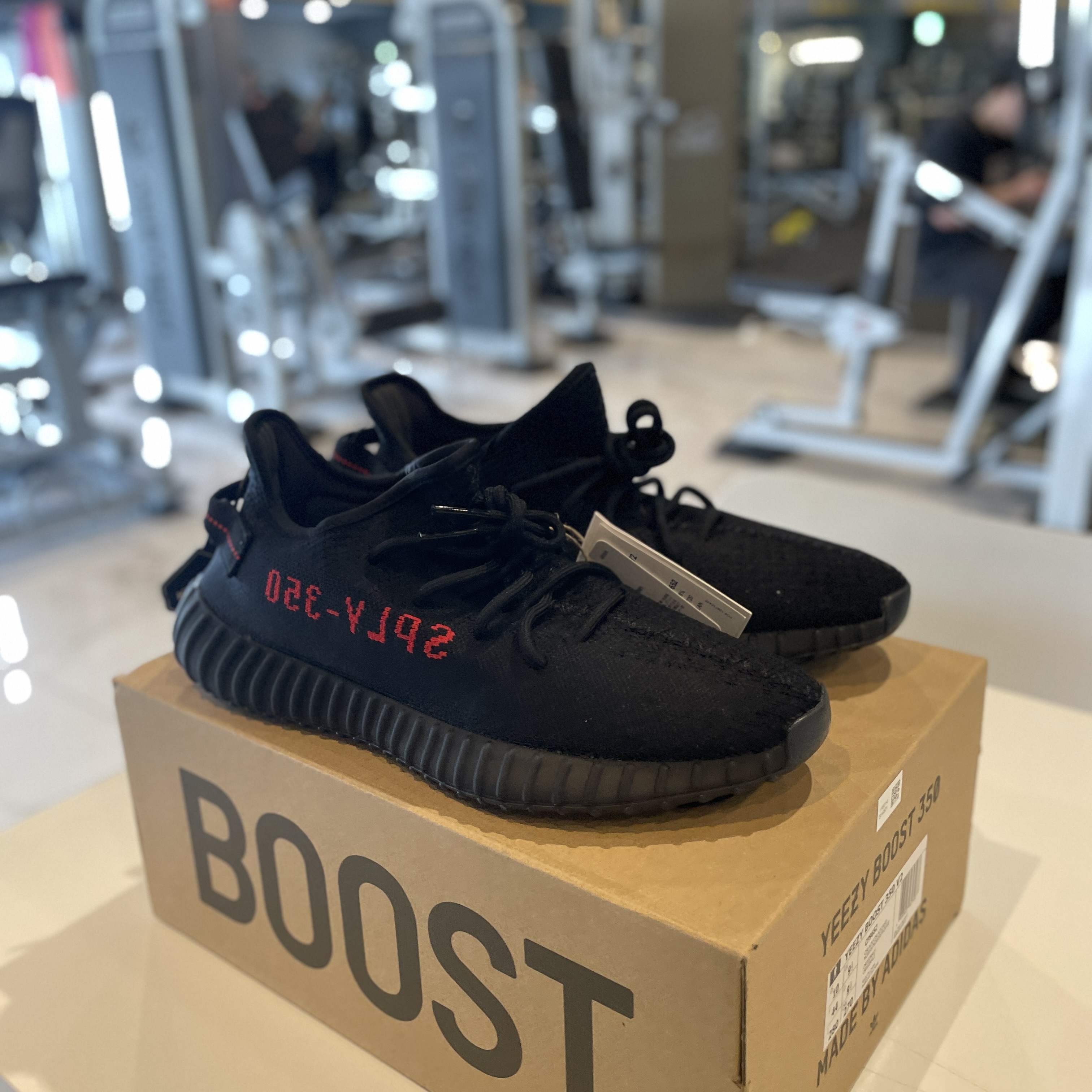 Adidas Yeezy Boost 350 V2 Black Red 2020 착용 스타일