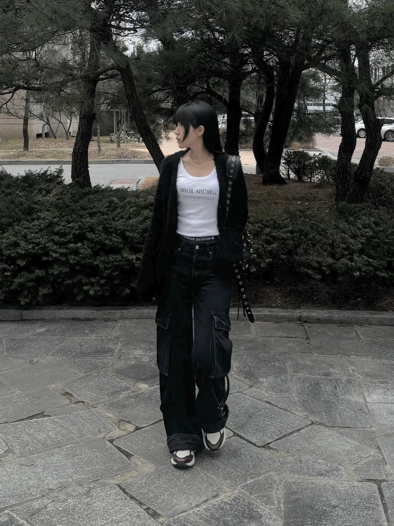 Balenciaga Arena Lambskin Aged Silver Hardware Le Cagole XS Flap Bag Black, Asics Gel-Terrain Vanilla Black 착용 스타일 - 2