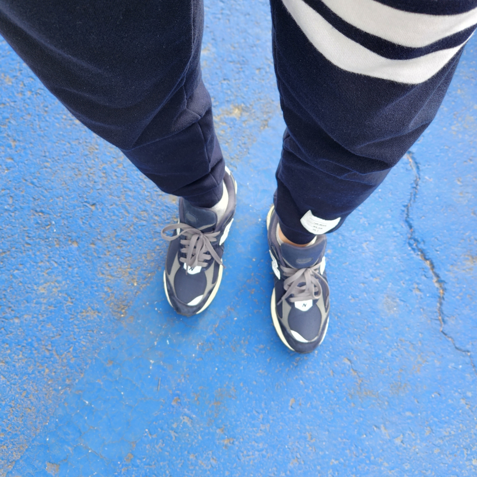 New Balance 2002R Eclipse Castlerock 착용 스타일