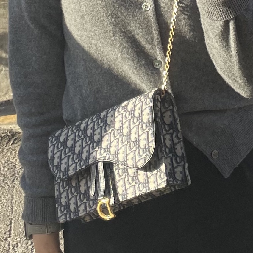 (W) Play Comme des Garcons Double Heart Cardigan Grey, Dior Saddle Pouch Blue Dior Oblique Jacquard 착용 스타일 - 2