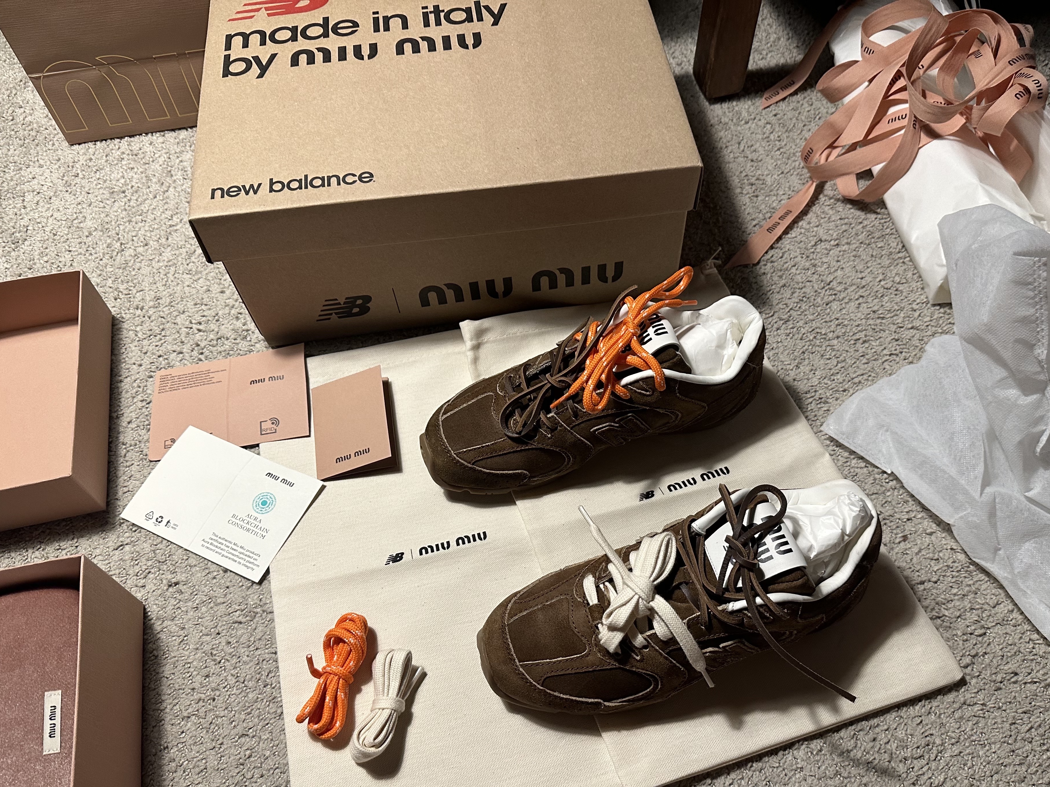 (W) New Balance x Miu Miu 530 Suede Mesh Sneakers Cinnamon 착용 스타일 - 3
