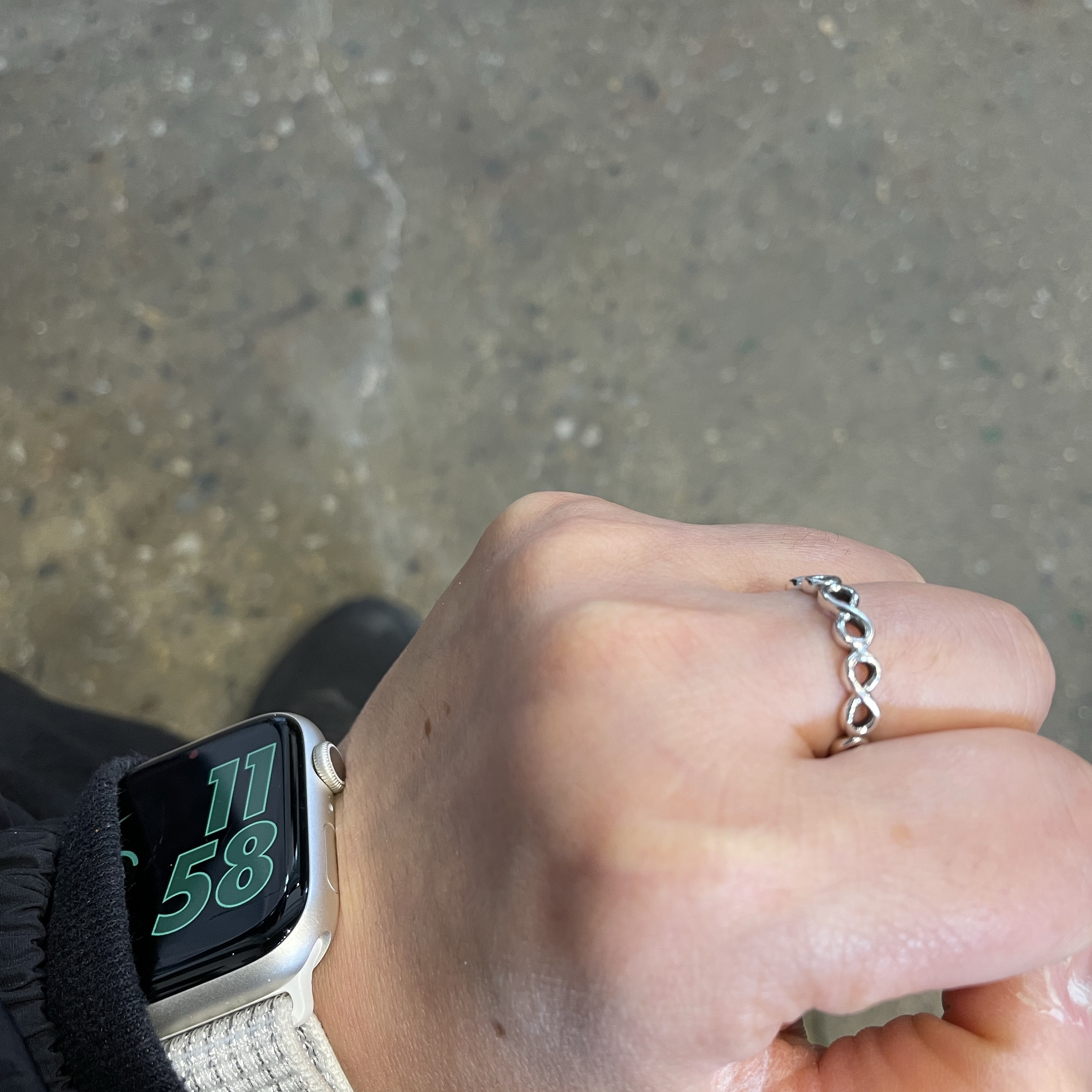 (W) Pandora Simple Infinity Band Ring Sterling Silver 착용 스타일